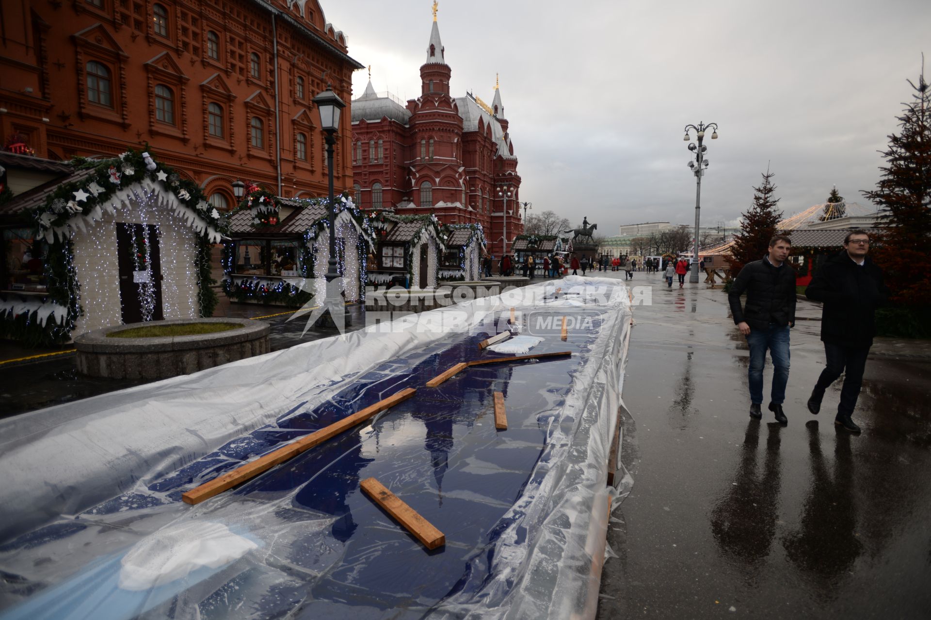 Москва. Растаявшая ледяная горка, приготовленная для новогодних гуляний на Манежной площади.