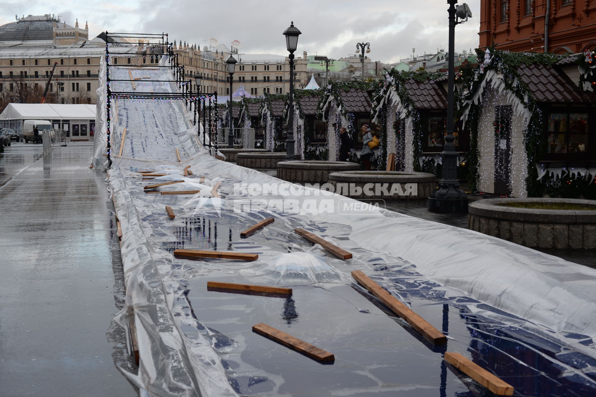 Москва. Растаявшая ледяная горка, приготовленная для новогодних гуляний на Манежной площади.