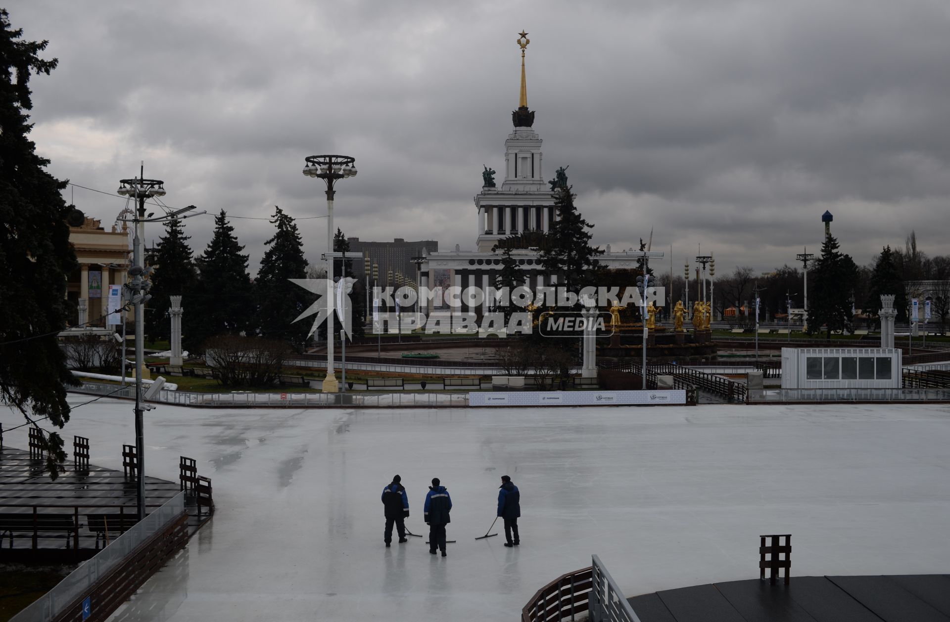 Москва.   Растаявший каток на территории ВДНХ.