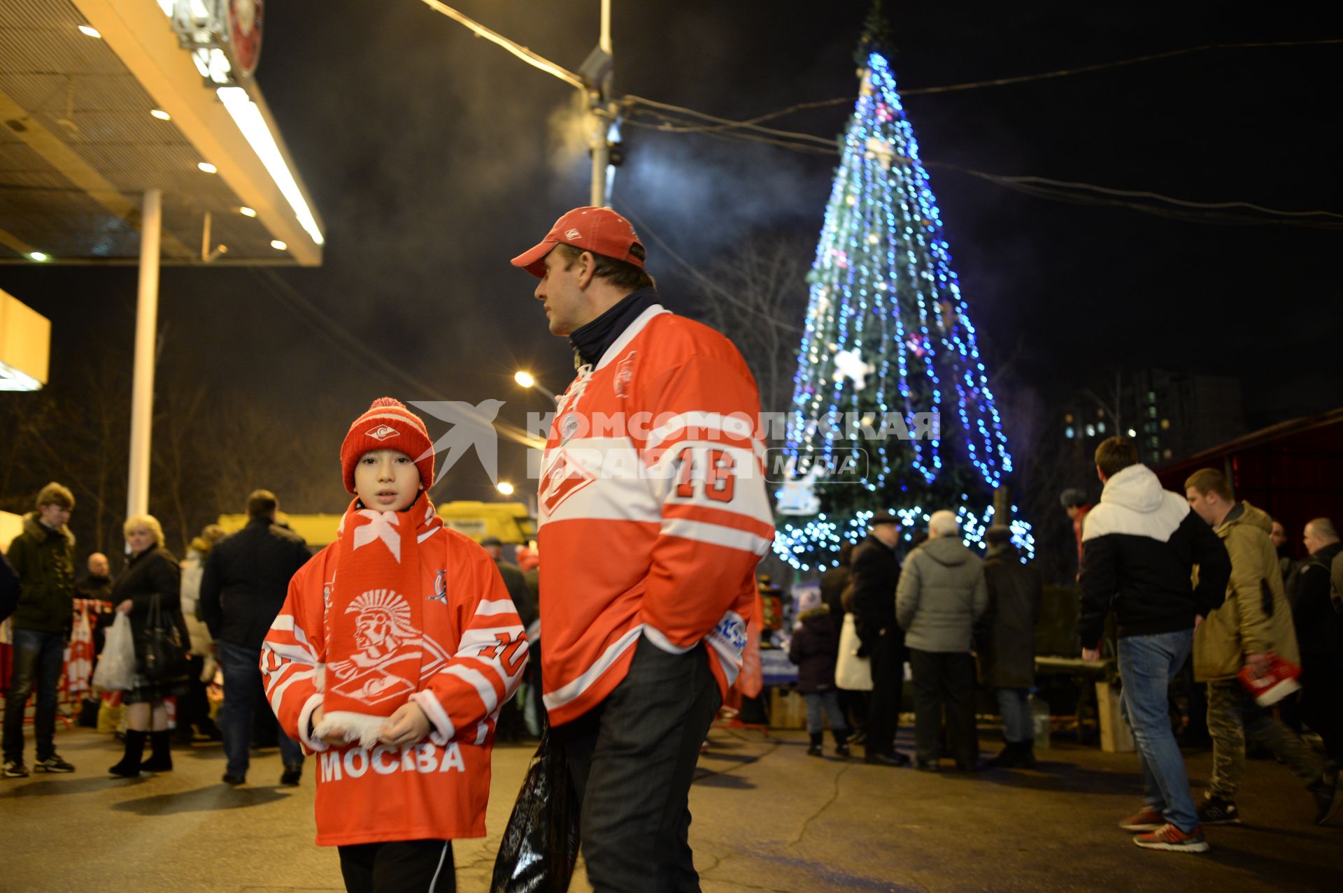 22.12.2015. Москва. Хоккей. 69 лет московскому клубу Спартак. Ретроматч.  Спартак - Йокерит. На снимке фанаты, болельщики, дети