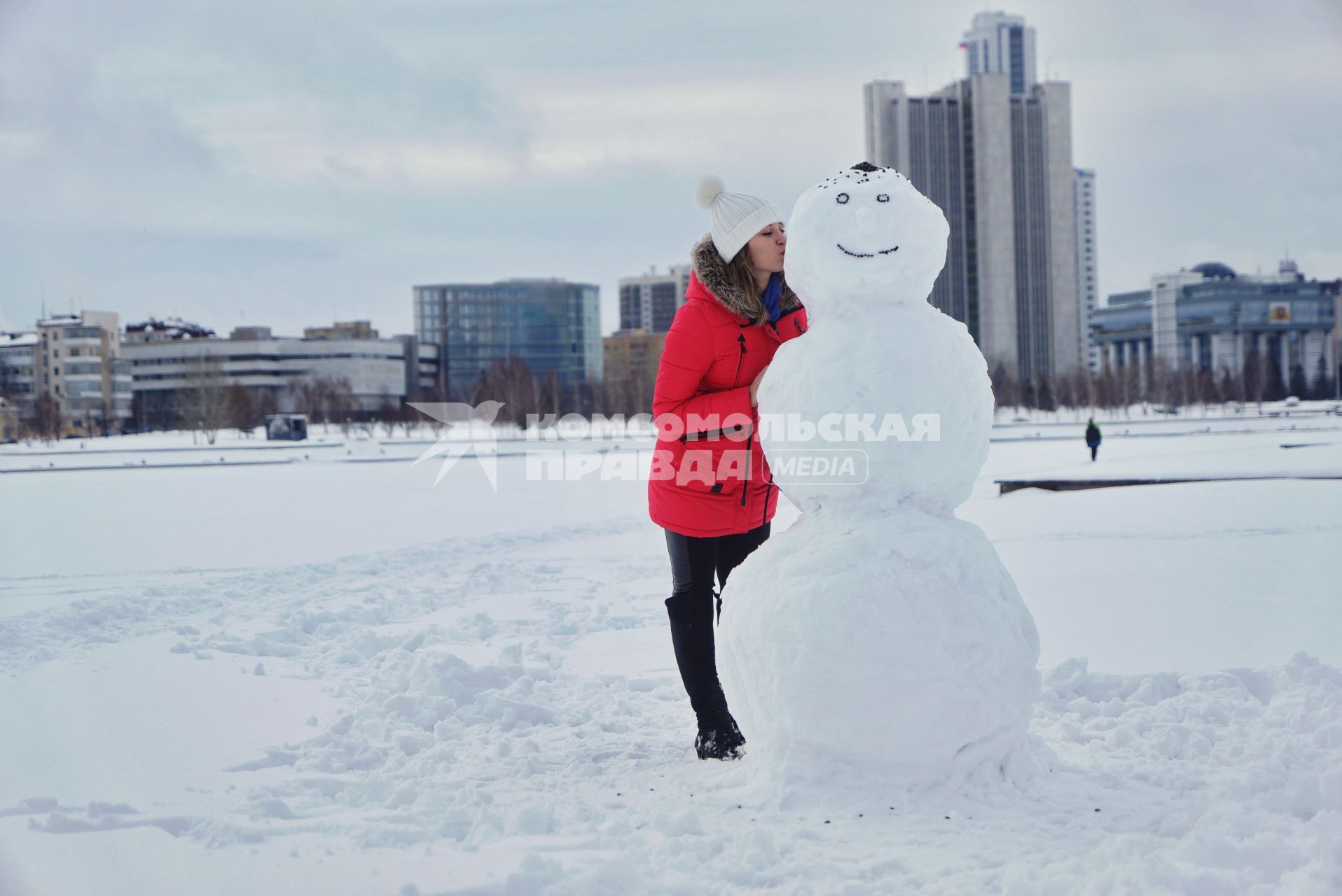 Екатеринбург. Девушка целует снеговика.
