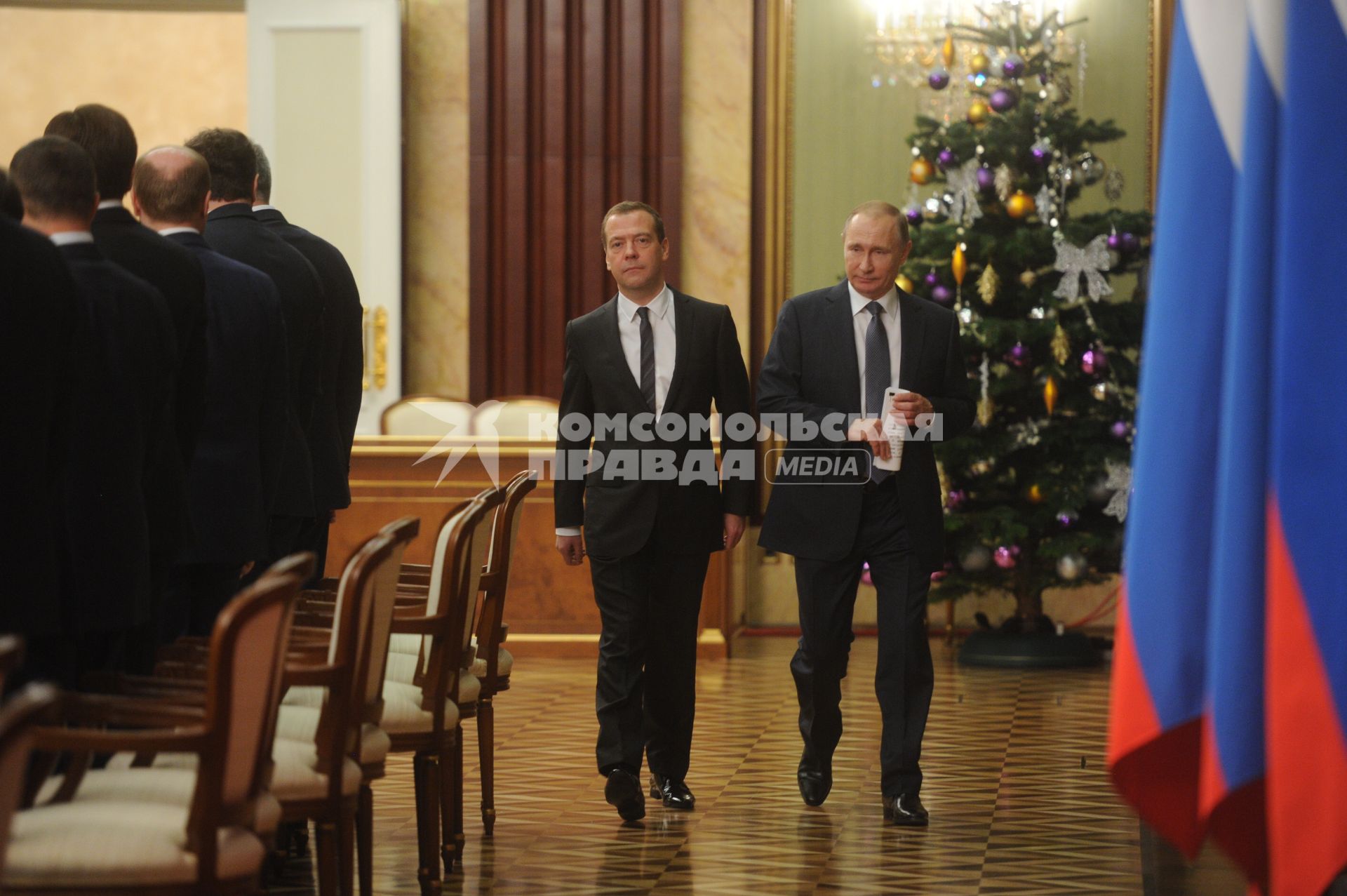 Москва. Председатель правительства РФ Дмитрий Медведев (слева) и президент РФ Владимир Путин перед началом заключительного совещания с членами правительства РФ.