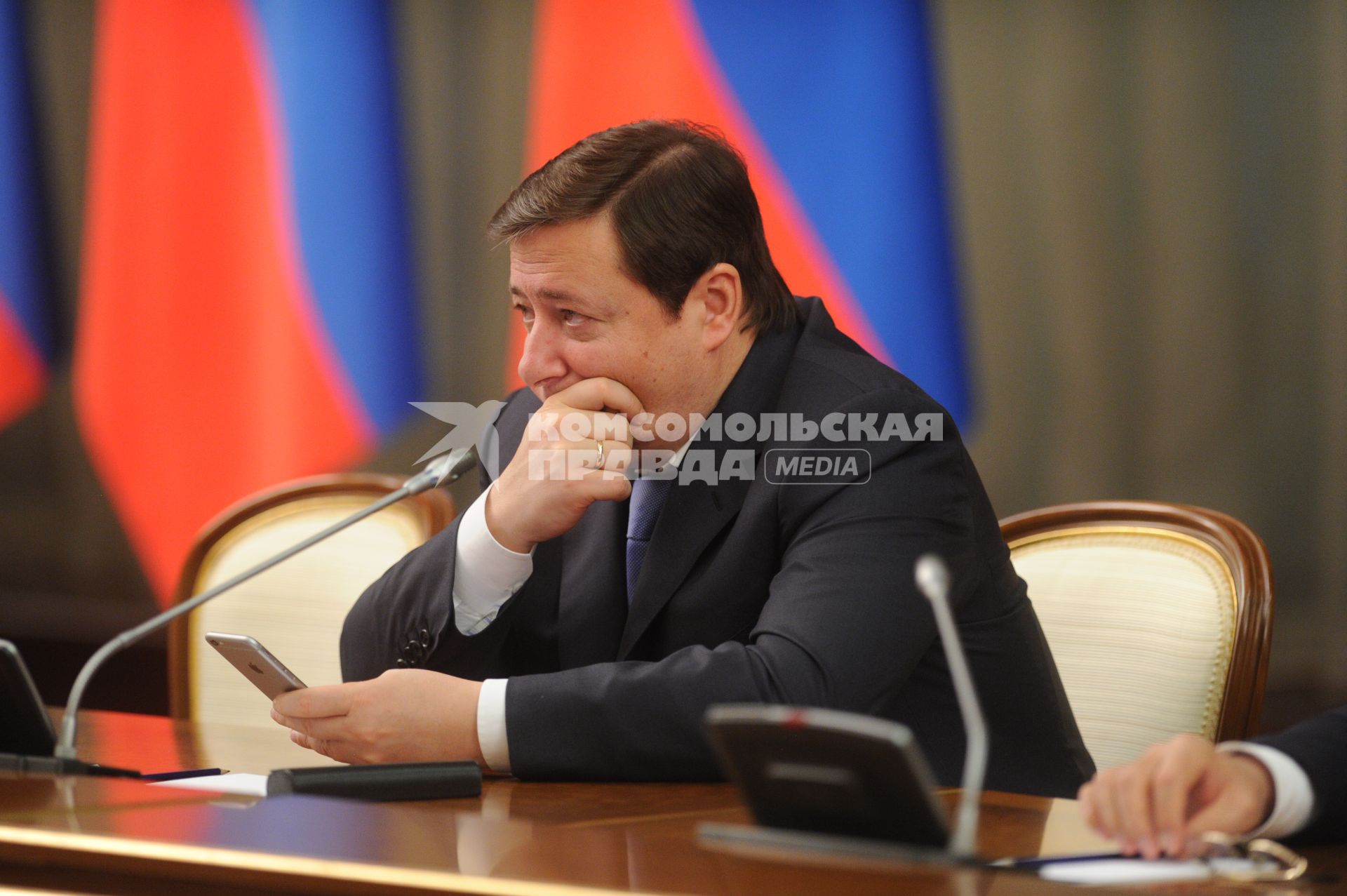 Москва. Заместитель председателя правительства Александр Хлопонин  перед началом заключительного совещания с членами правительства РФ.