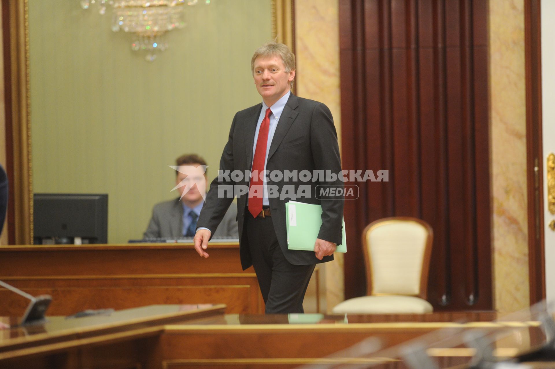 Москва. Пресс-секретарь президента РФ Дмитрий Песков перед началом заключительного совещания с членами правительства РФ.