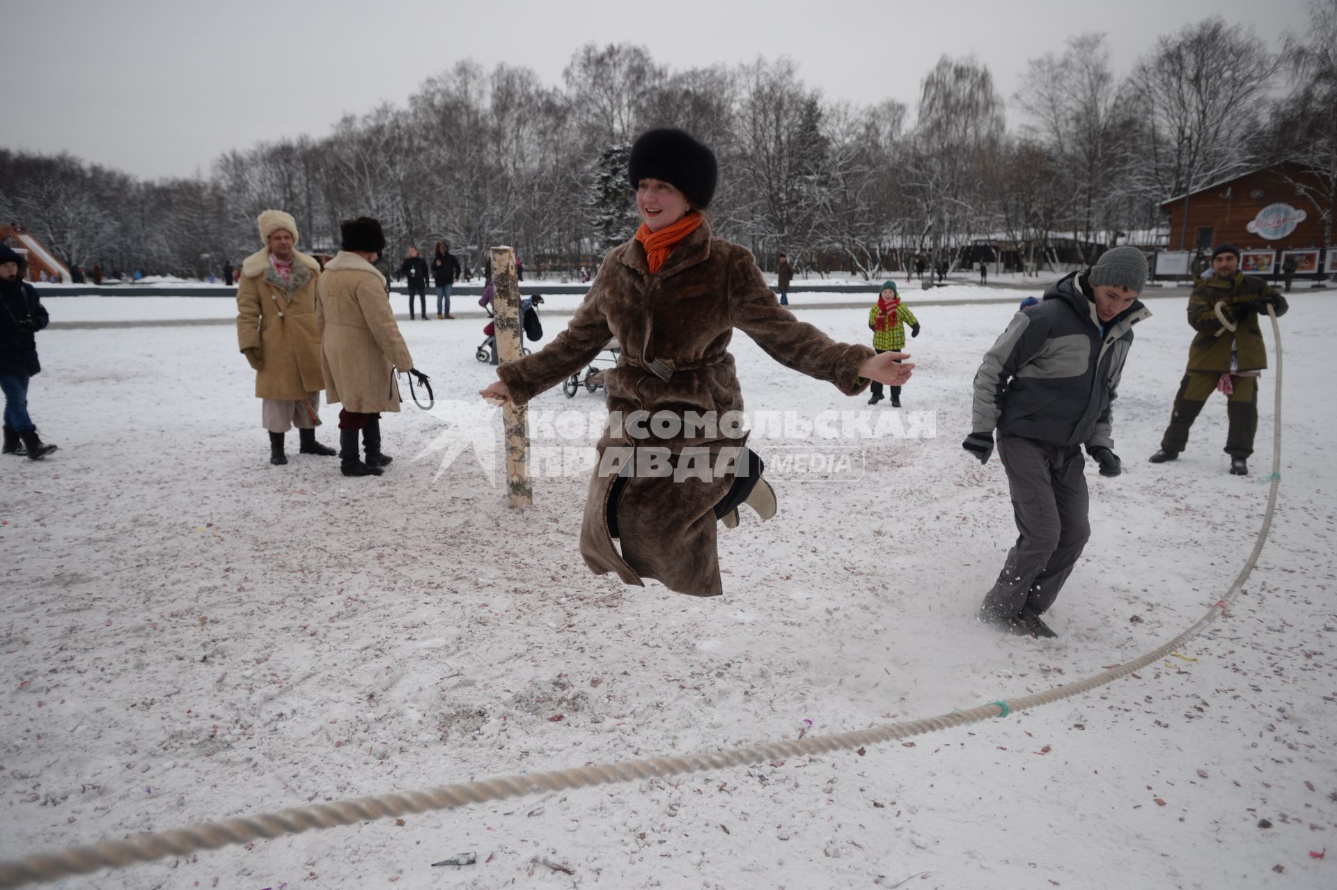 Москва. Люди прыгают через канат в парке Кузьминки.
