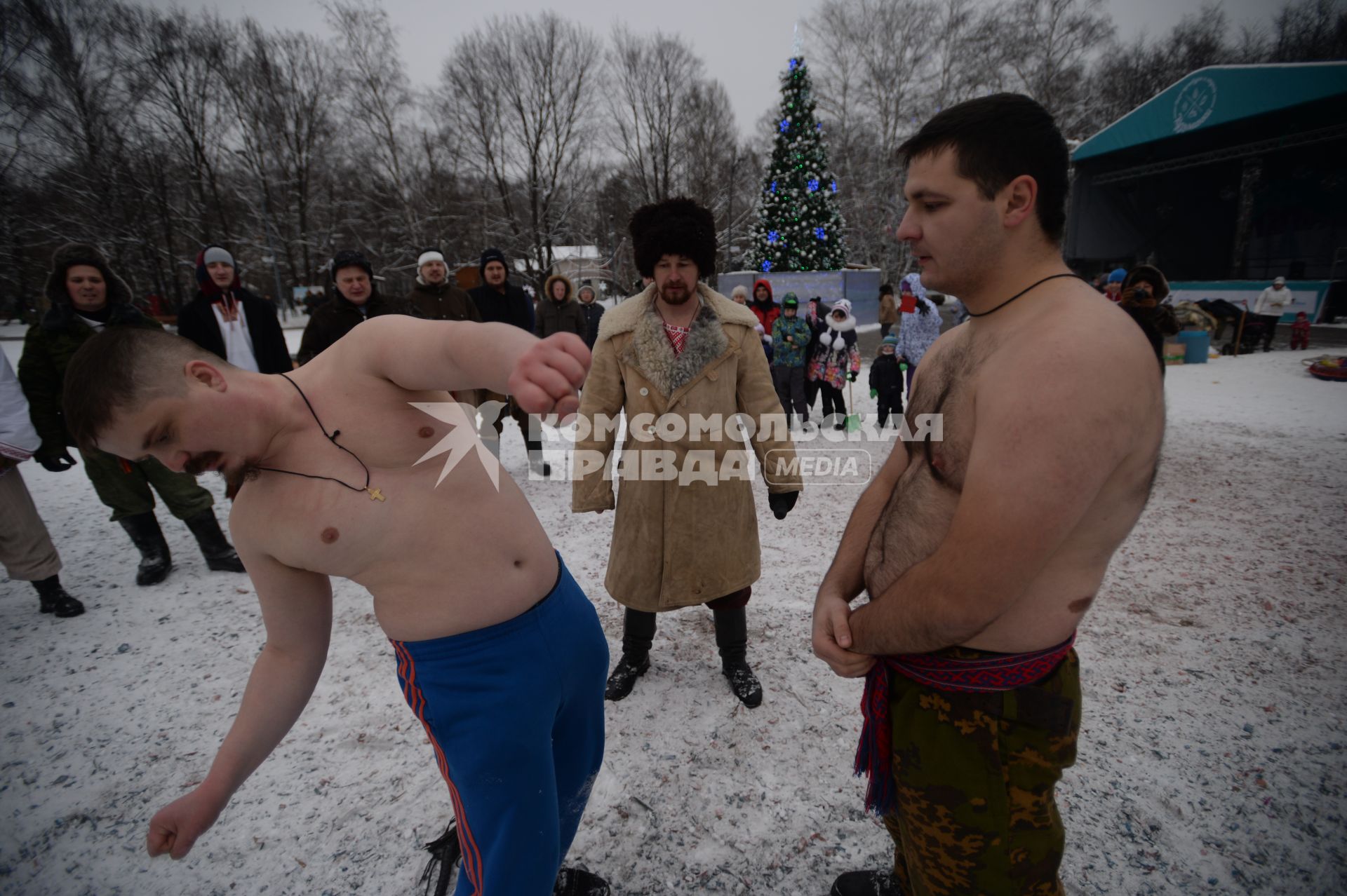 Москва. Народные забавы в парке Кузьминки.