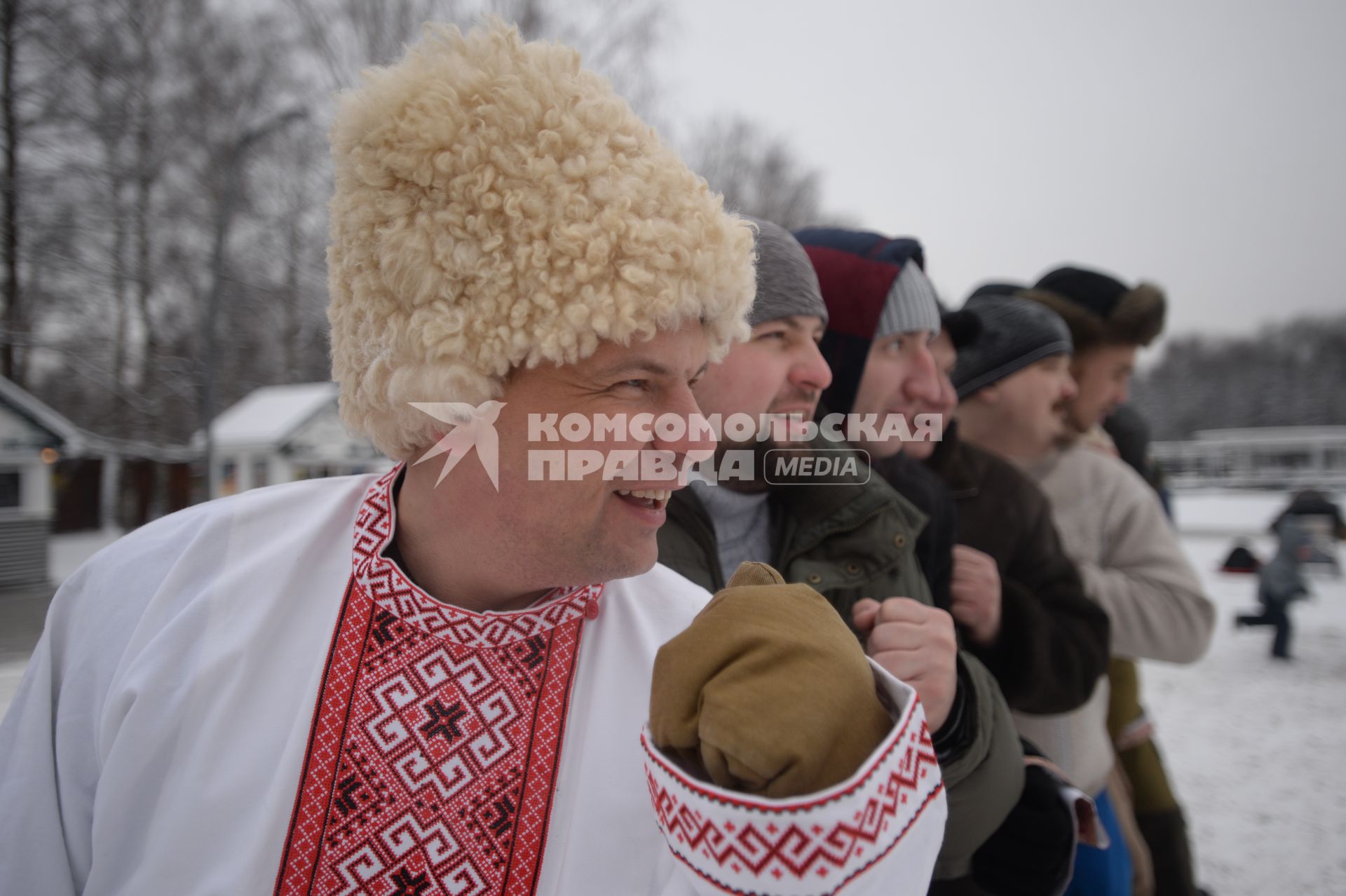 Москва. Мужчины во время старинной русской забывы `Стенка на стенку` в парке Кузьминки.