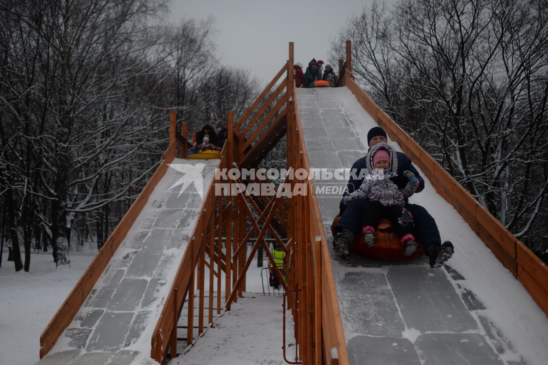 Москва. Дети катаются с горки на тюбах в парке Кузьминки.