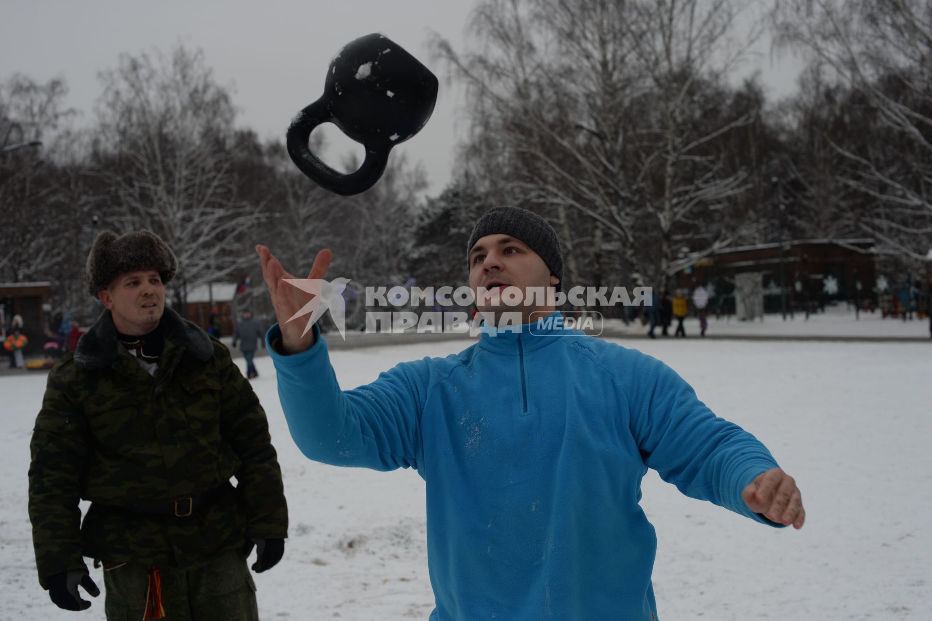 Москва. Мужчина подкидывает гирю в парке Кузьминки.