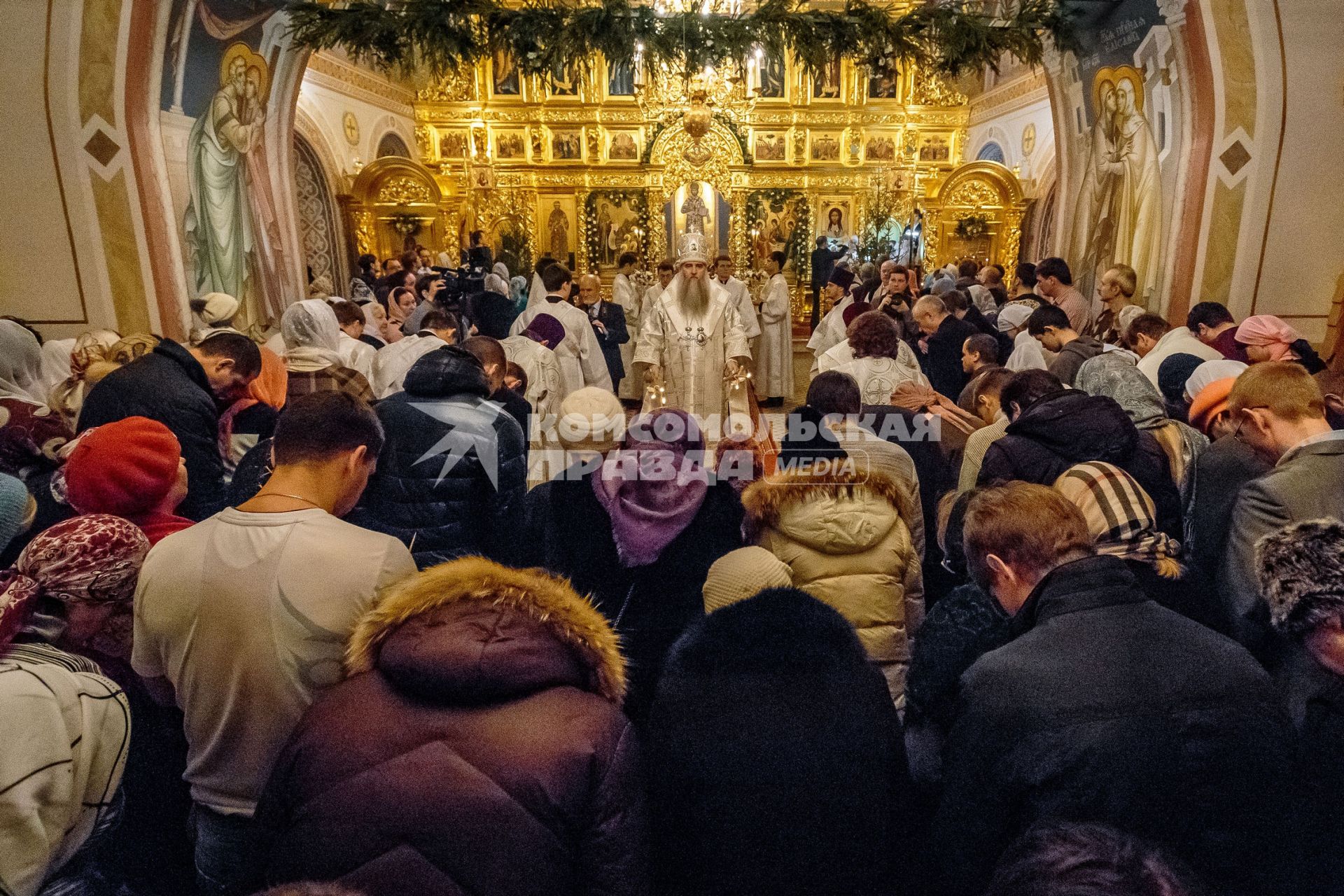 Саратов. Прихожане во время праздничного богослужения по случаю Рождества Христова в Свято-Троицком храме.