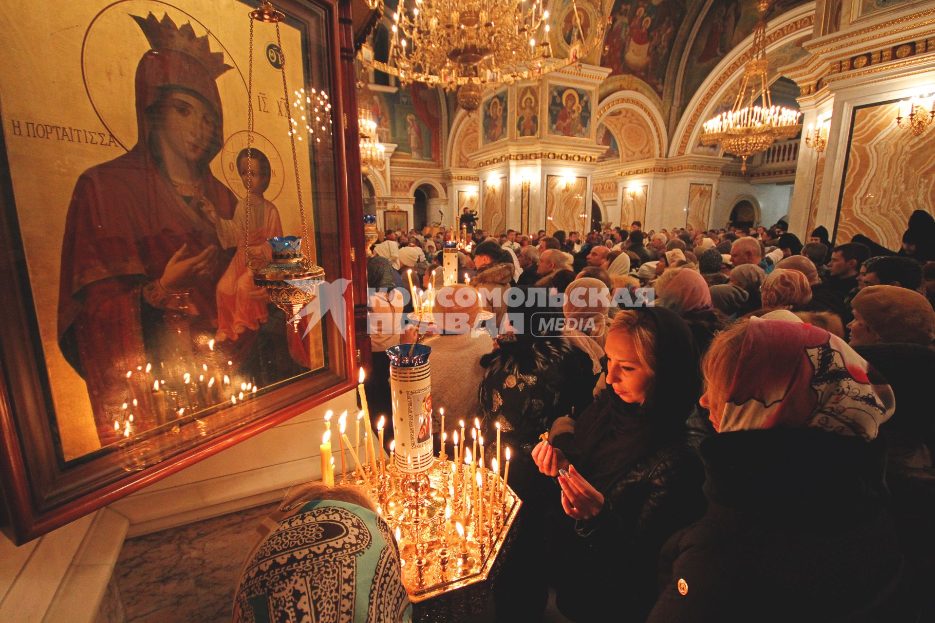 Уфа. Прихожане во время праздничного богослужения по случаю Рождества Христова в храме.