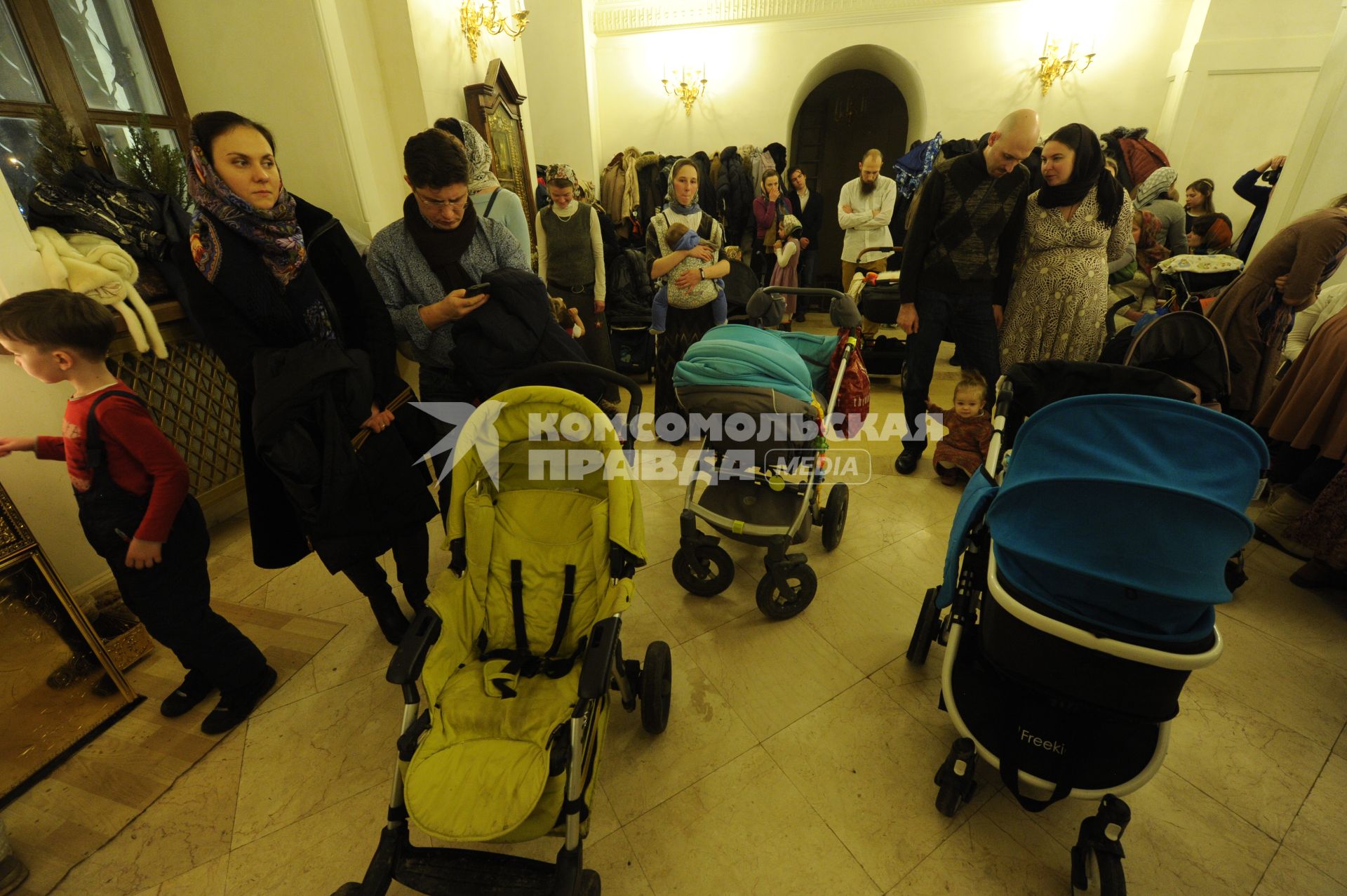 Москва. Прихожане во время праздничного богослужения по случаю Рождества Христова в Храме Преображения Господня.