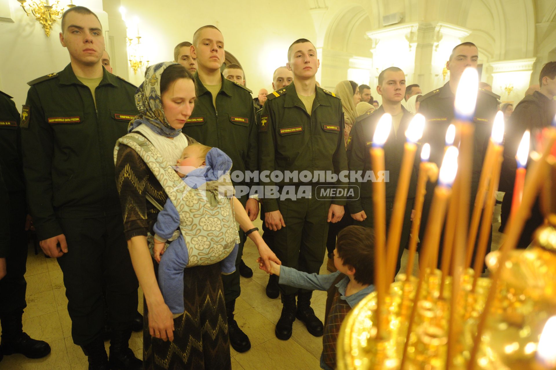 Москва. Военнослужащие Сухопутных войск РФ во время праздничного богослужения по случаю Рождества Христова в Храме Преображения Господня.