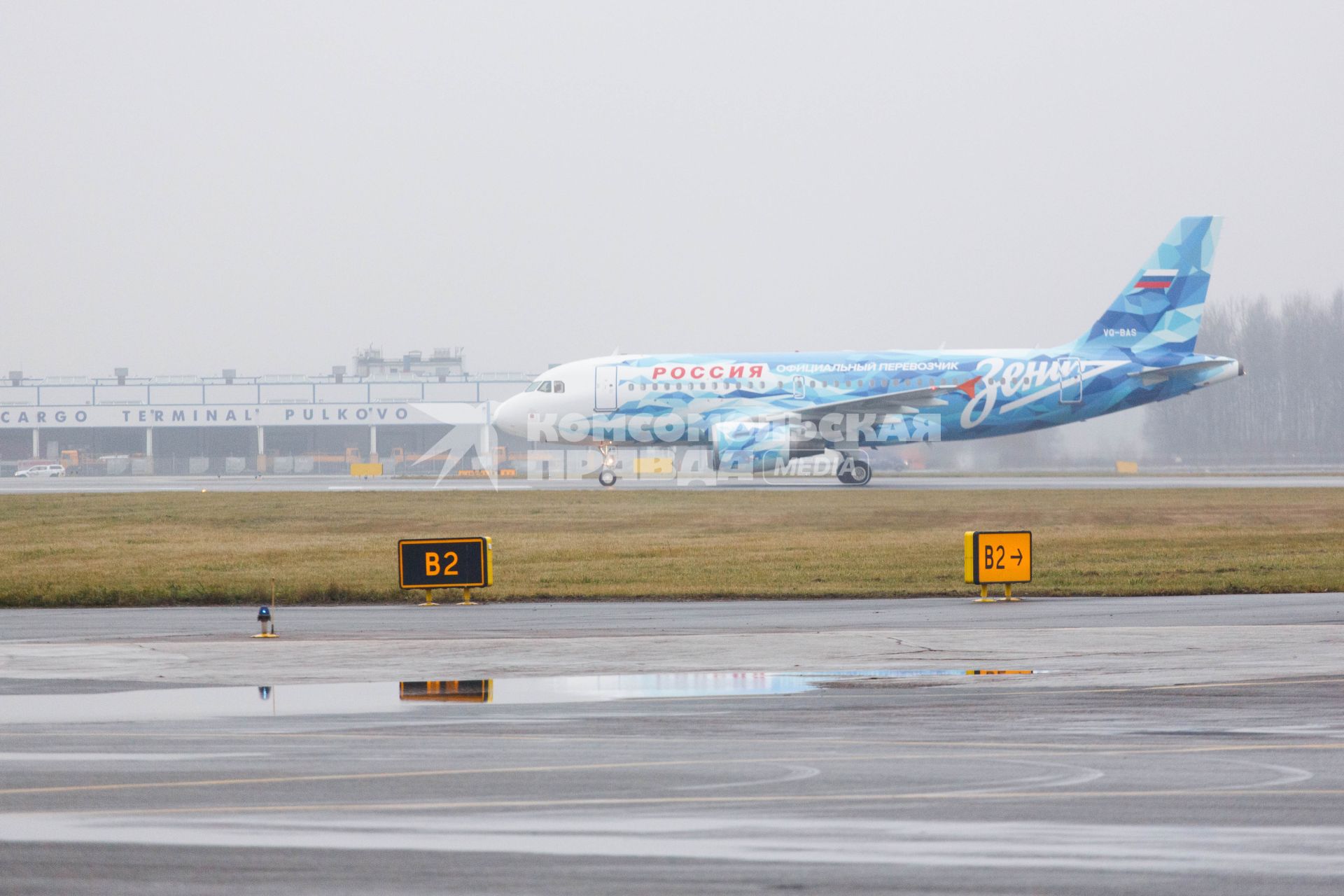 Санкт-Петербург. Презентация самолета Airbus A-319 авиакомпании `Россия`, раскрашенного в цвета футбольного клуба `Зенит`, в аэропорту `Пулково`.