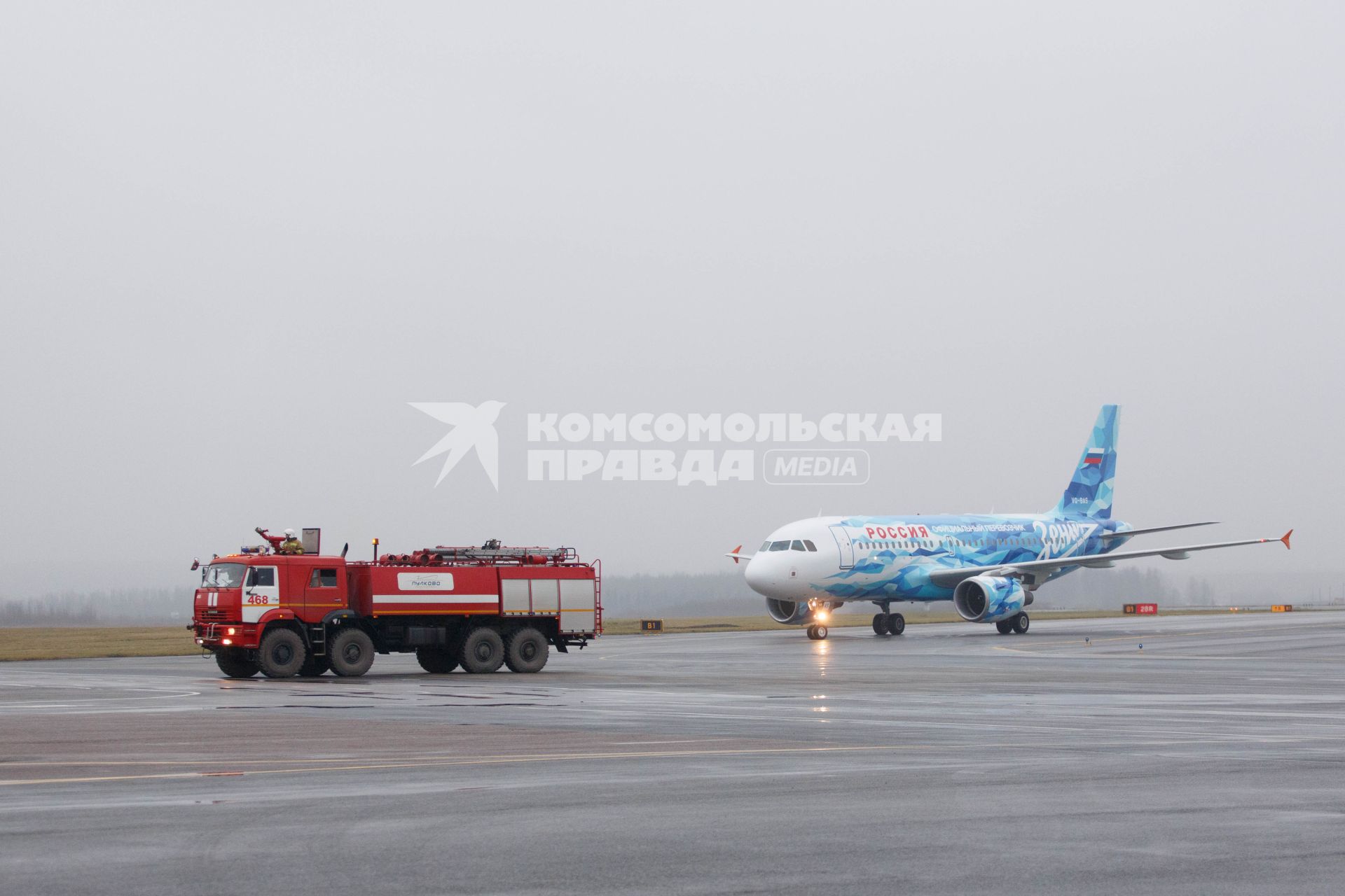 Санкт-Петербург. Презентация самолета Airbus A-319 авиакомпании `Россия`, раскрашенного в цвета футбольного клуба `Зенит`, в аэропорту `Пулково`.