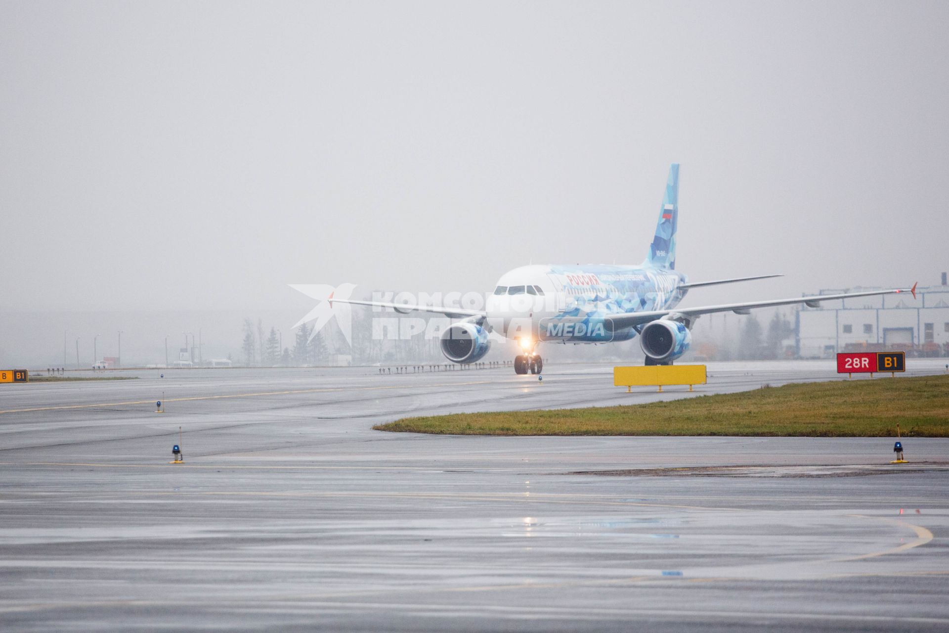 Санкт-Петербург. Презентация самолета Airbus A-319 авиакомпании `Россия`, раскрашенного в цвета футбольного клуба `Зенит`, в аэропорту `Пулково`.