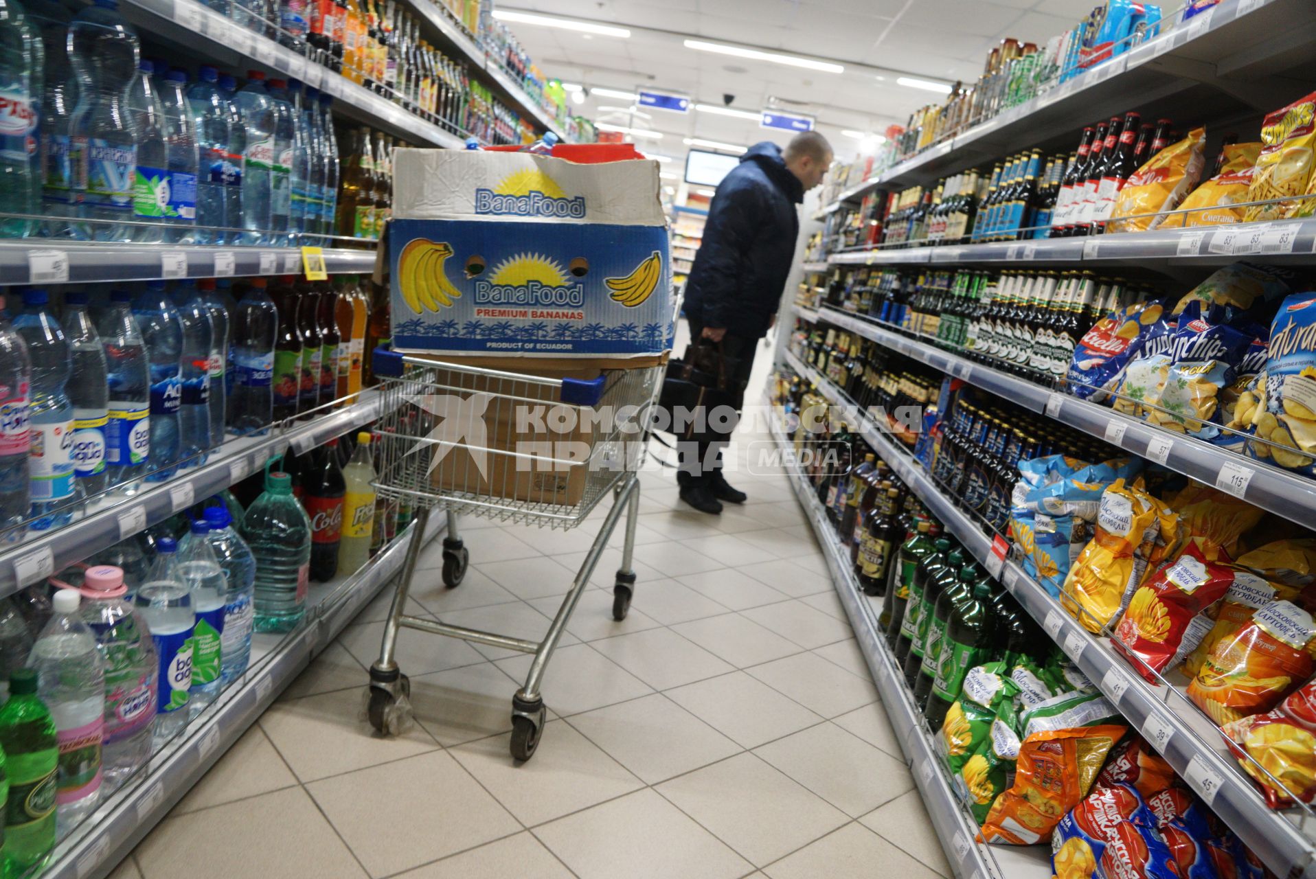 Екатеринбург. Мужчина у полок с пивом в супермаркете `Перекресток`.