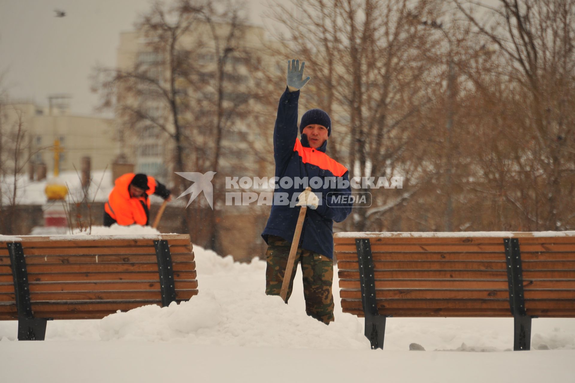 Последствия метели в Москве. Дворник убирает снег.