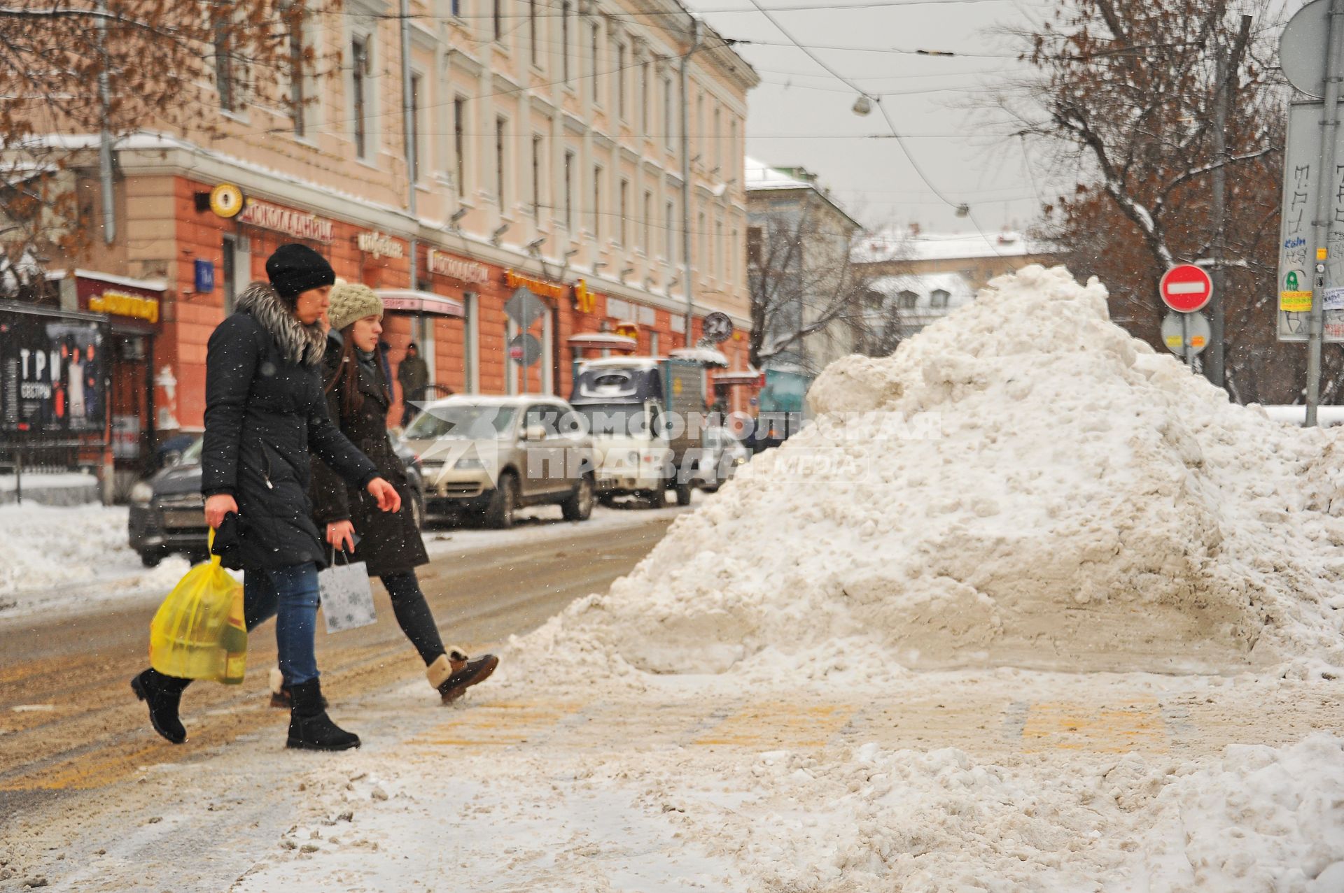 Последствия метели в Москве. Сугробы на улице.