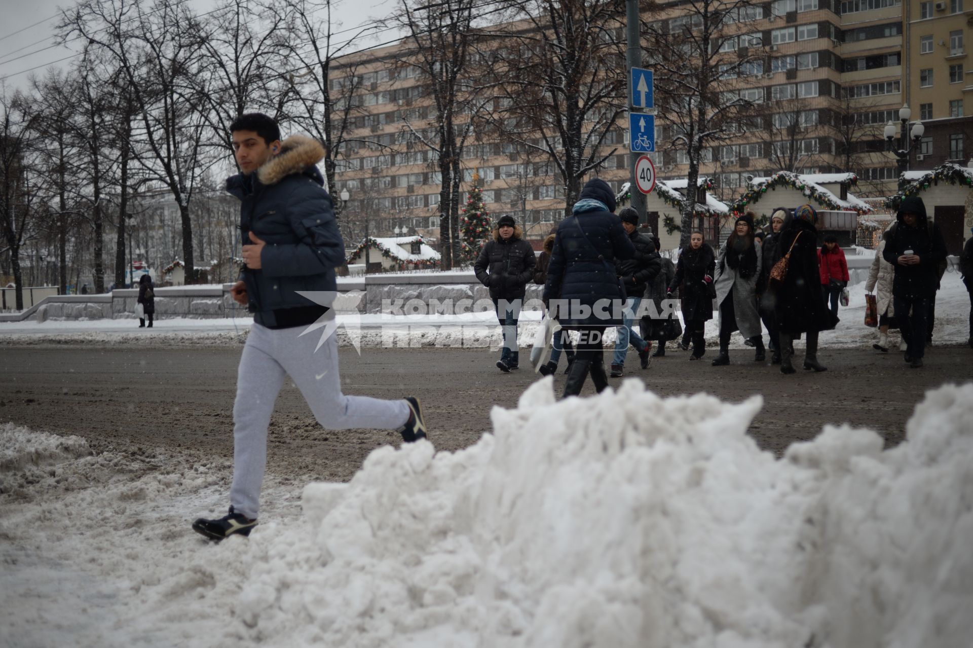 Москва. Пешеходы переходят дорогу на Тверском бульваре.