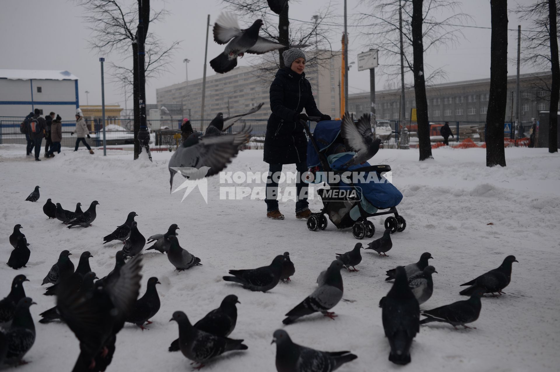 Москва. Пешеходы переходят дорогу на Тверском бульваре.