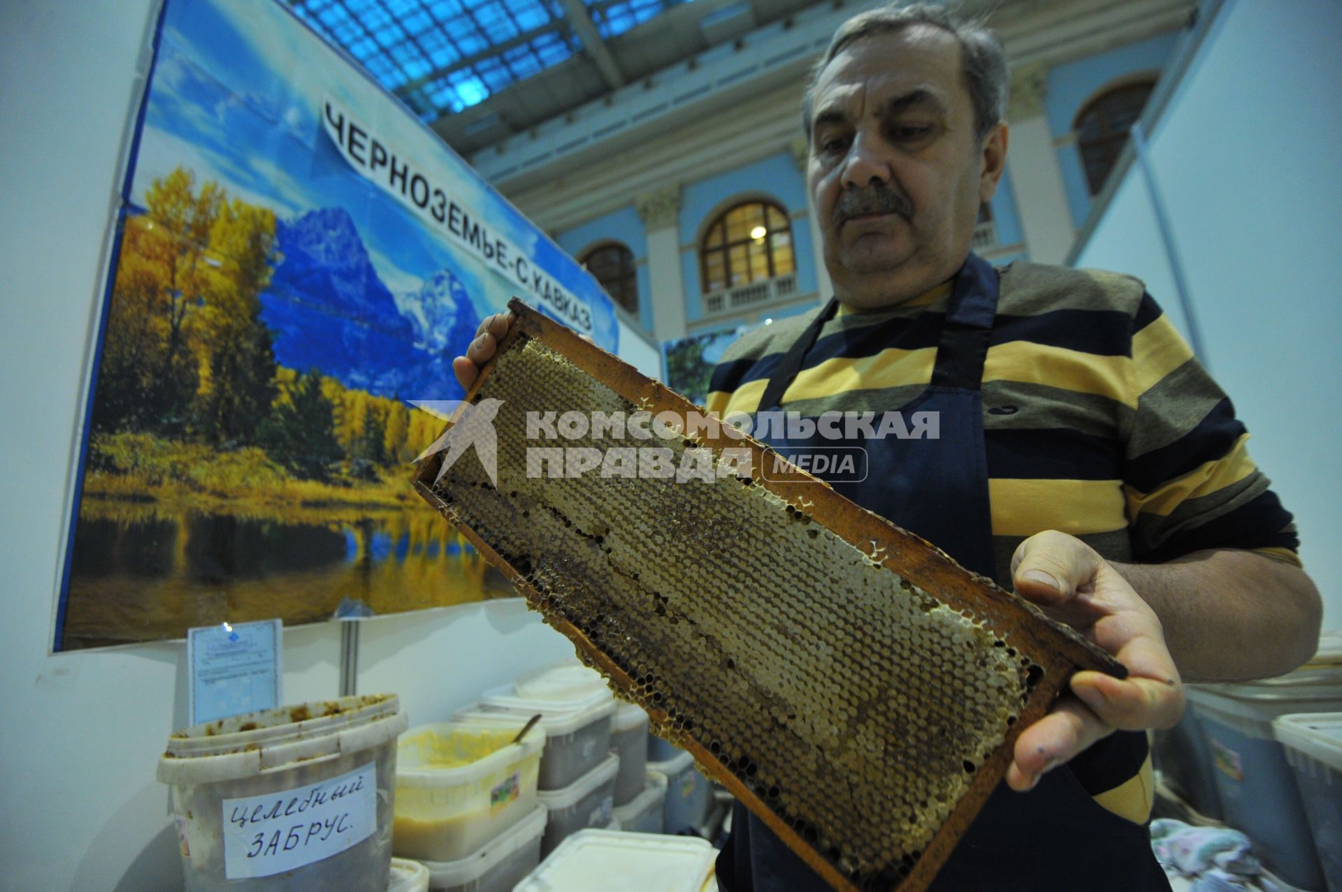 Москва. Ярмарка меда в Гостином дворе.