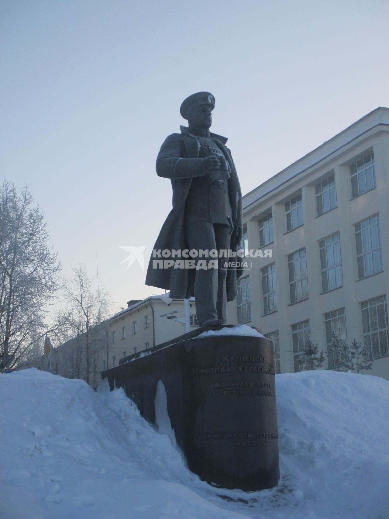 Архангельск. Памятник Герою Советского Союза адмиралу Н.Г.Кузнецову на набережной Северной Двины.