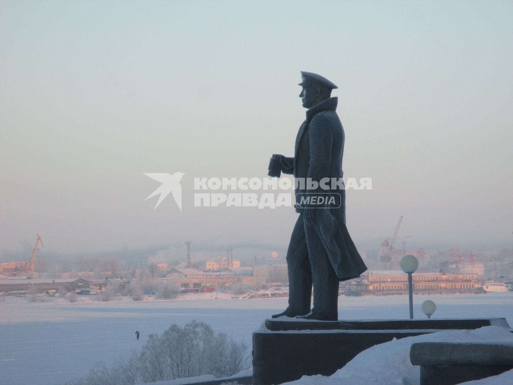 Архангельск. Памятник Герою Советского Союза адмиралу Н.Г.Кузнецову на набережной Северной Двины.