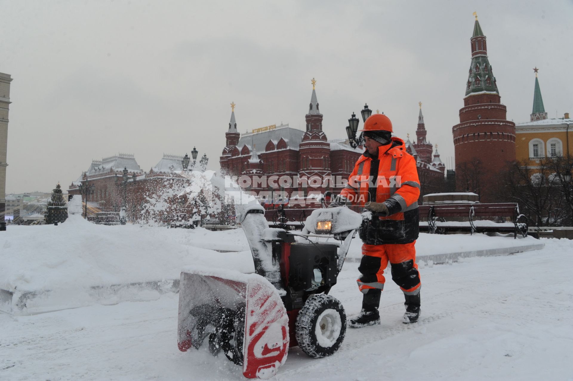 Москва. Уборка снега на Манежной площади.