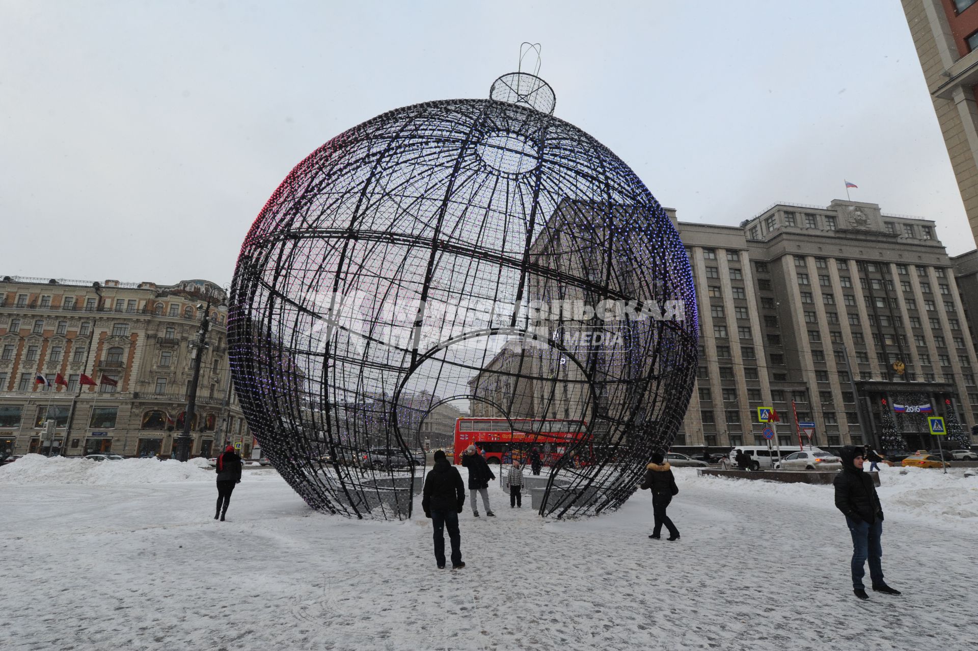 Москва. Самый большой в мире елочный шар на Манежной площади.