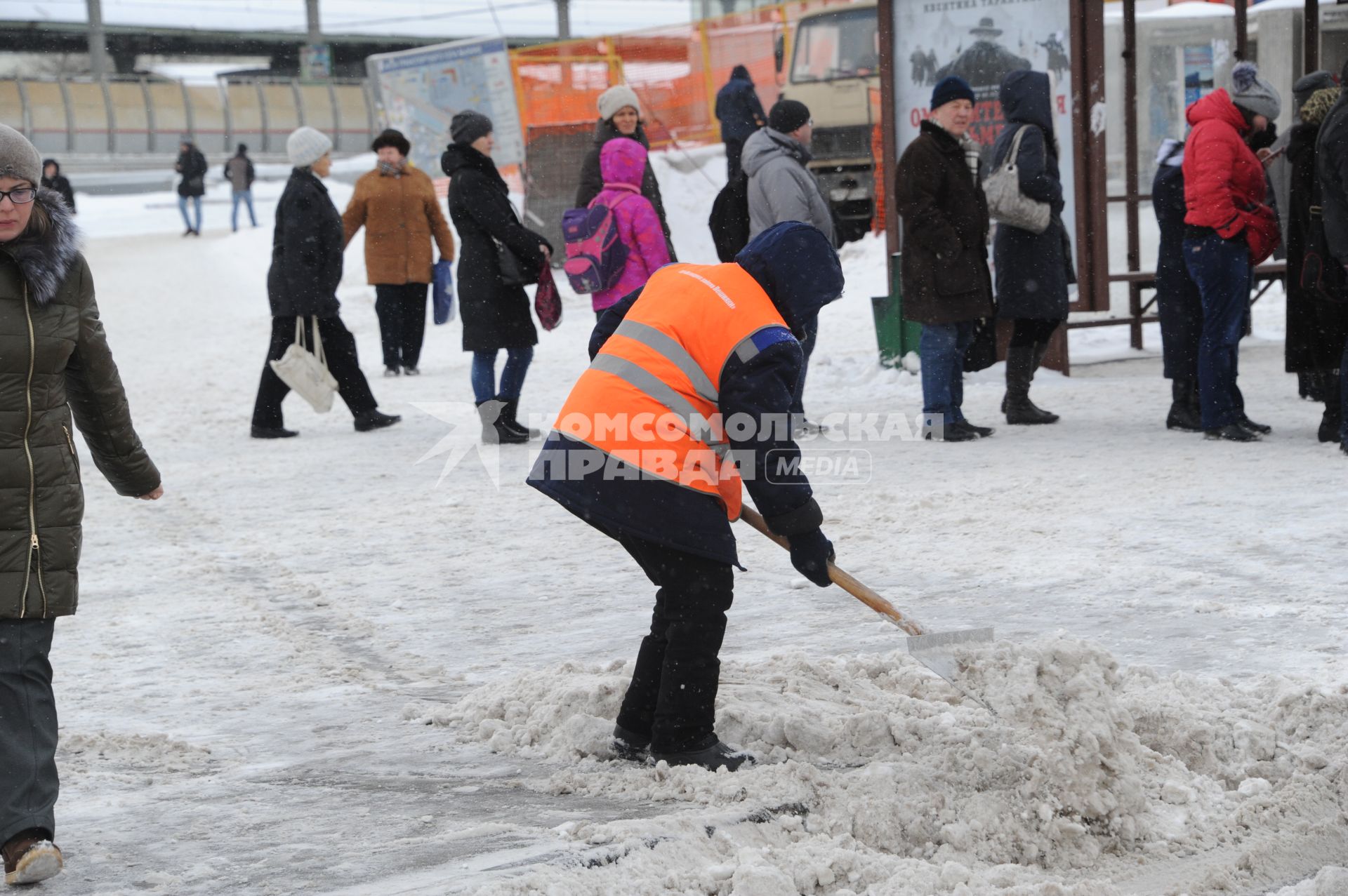 Москва. Дворник убирает снег на улице.