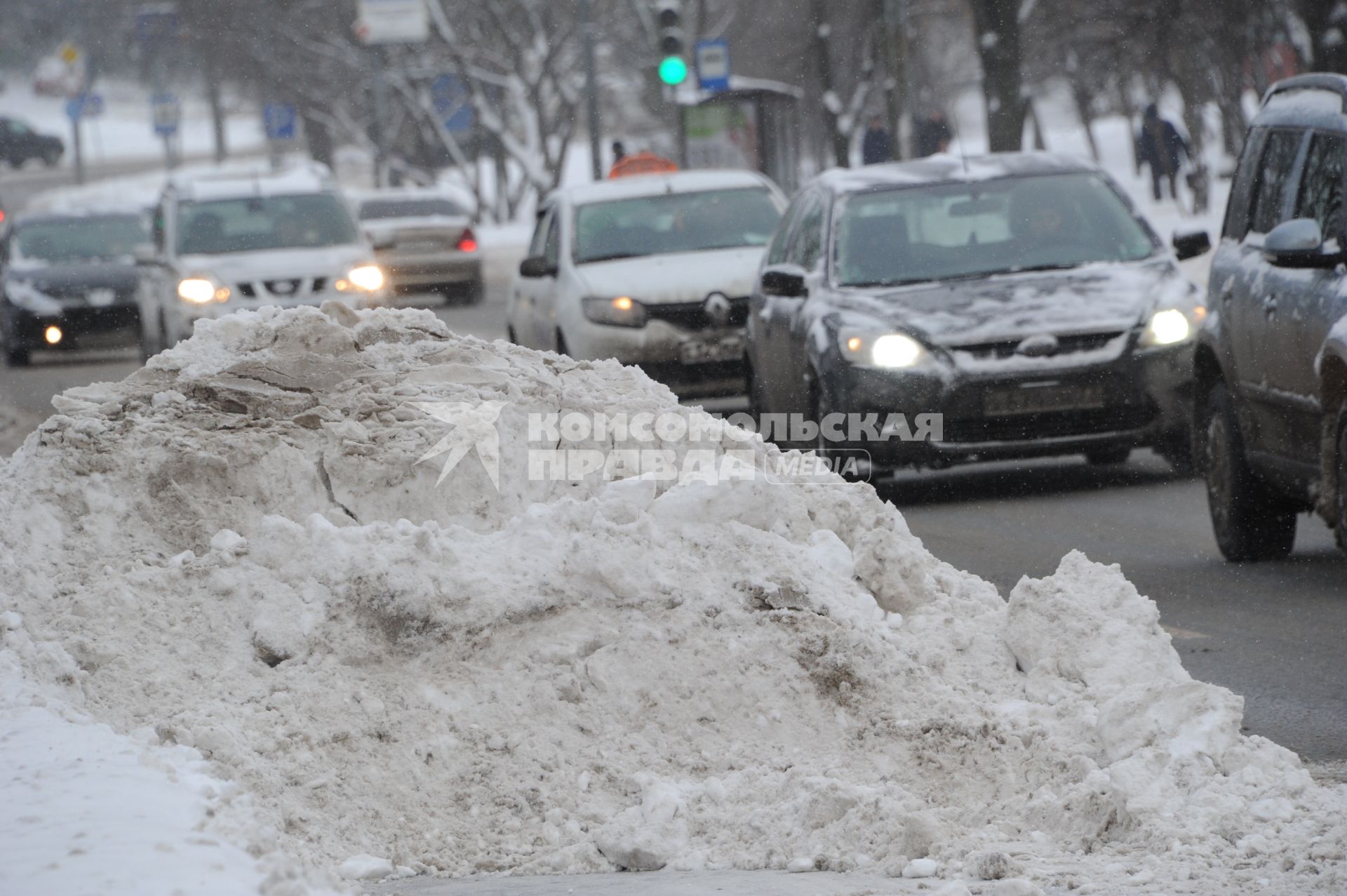 Москва. Сугробы у проезжей части.