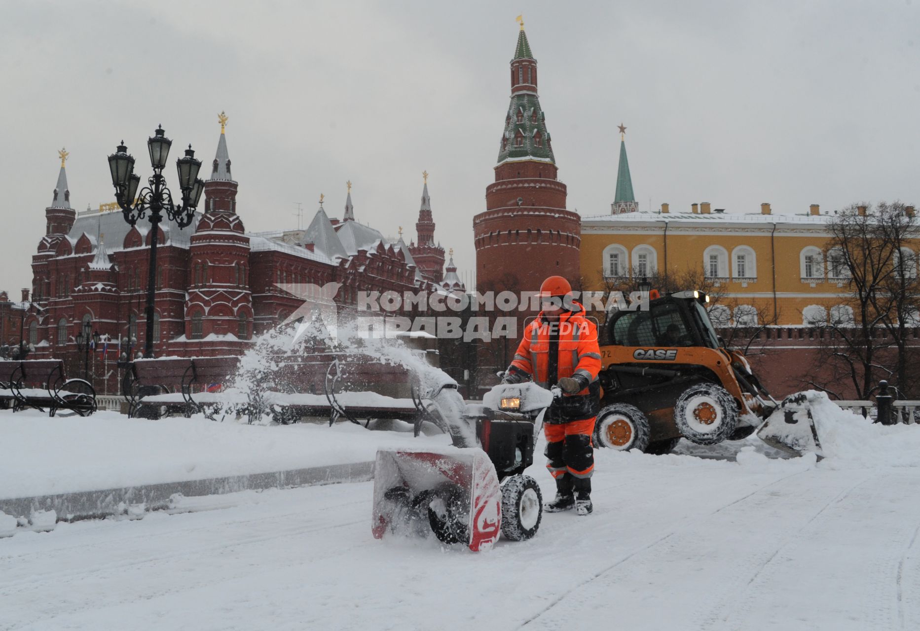 Москва. Уборка снега на Манежной площади.