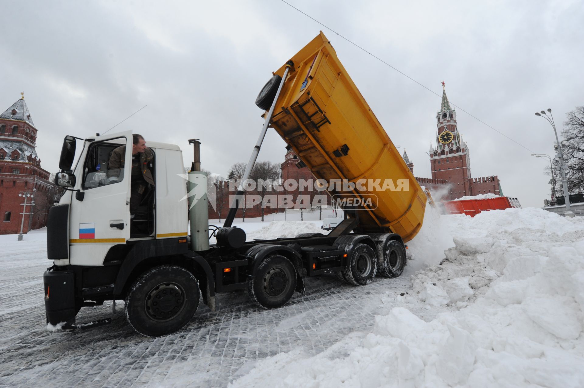 Москва. Работа снегоуборочной техники на Красной площади.