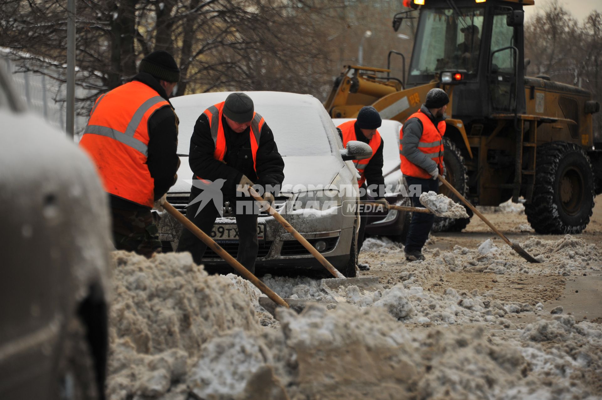 Москва. Уборка снега в городе.