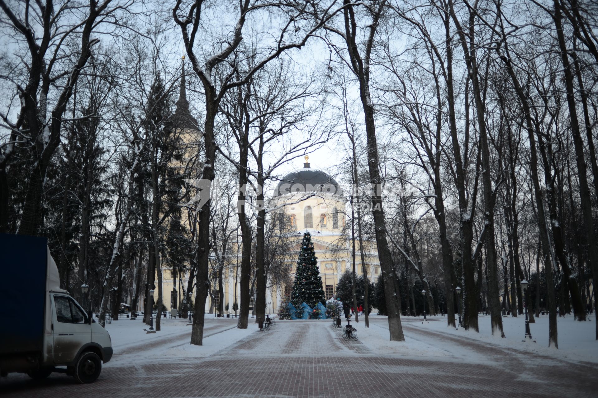 Калуга. Центральный Парк культуры и отдыха. Троицкий Собор (слева) и новогодняя елка.