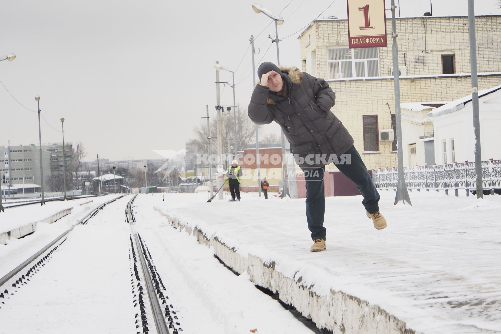 Тула. Мужчина ждет пригородный поезд.