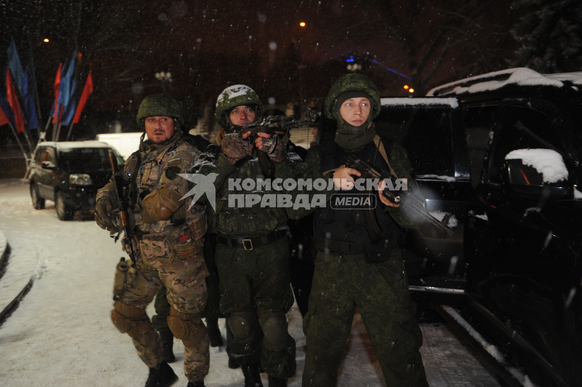 Украина, Луганск. Бойцы отряда спецназа `Троя` патрулируют город.