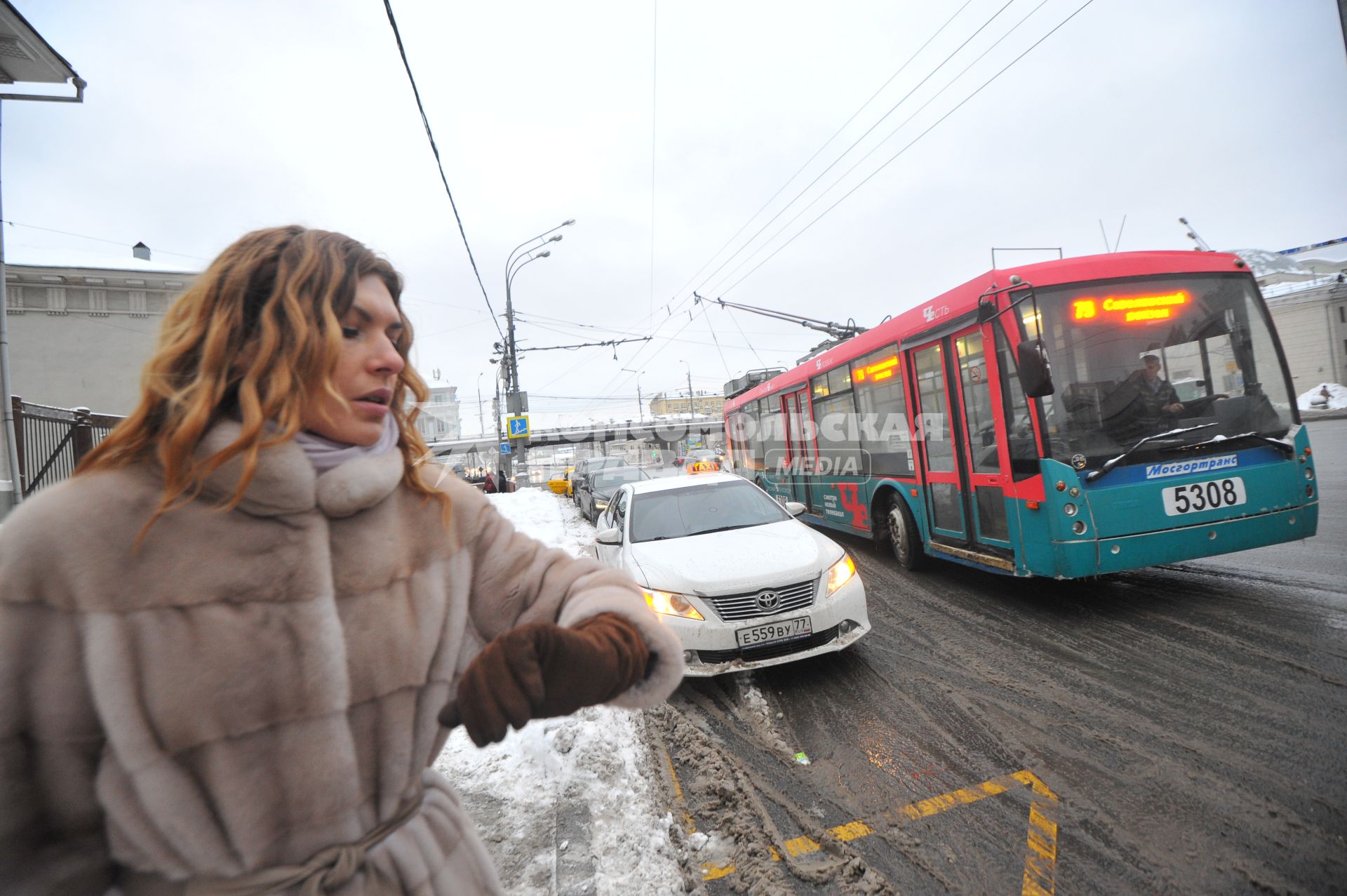 Москва. Девушка ждет троллейбус.