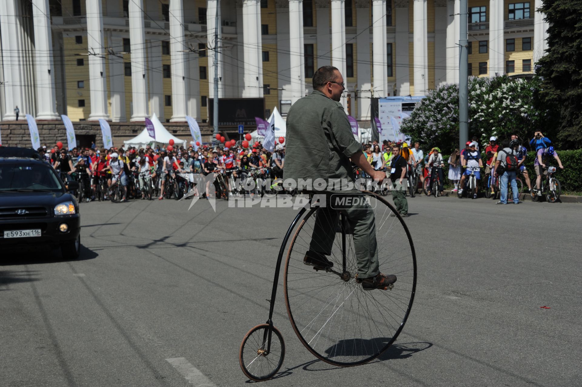 Москва. Участники велопробега у театра Российской армии.