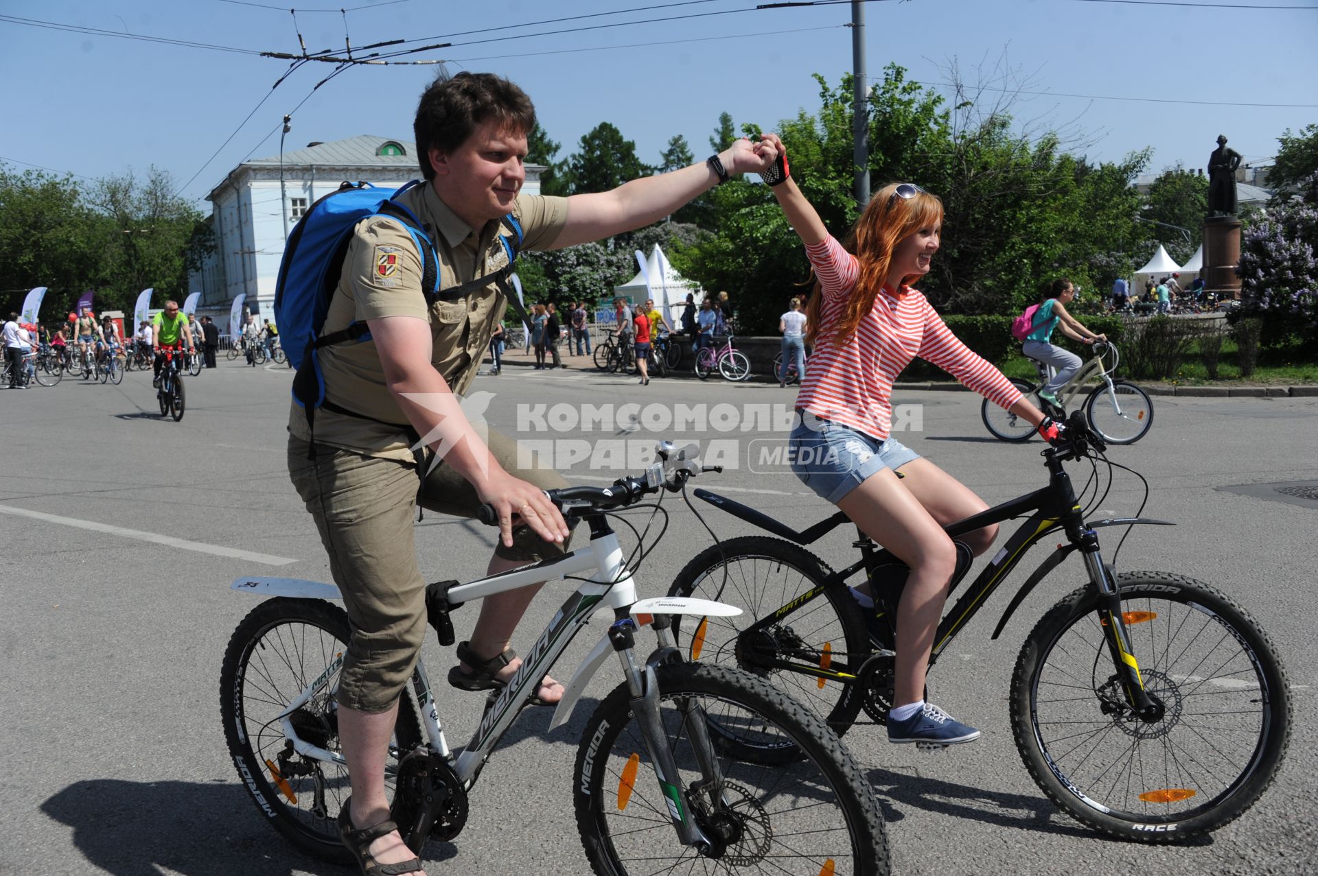 Москва. Участники велопробега корреспонденты КП Олег Адамович и Ксения Конюхова.