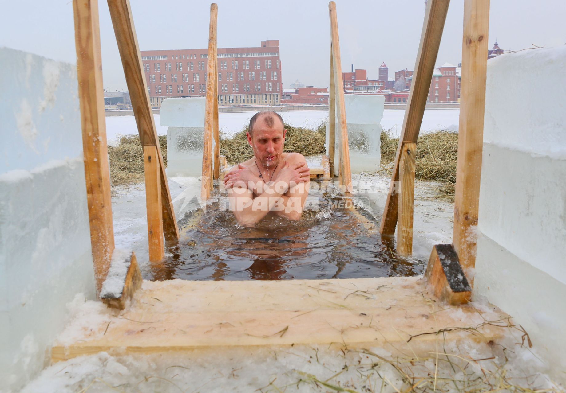 Крещенские купания в Санкт-Петербурге. Мужчина окунается в прорубь в Неве.