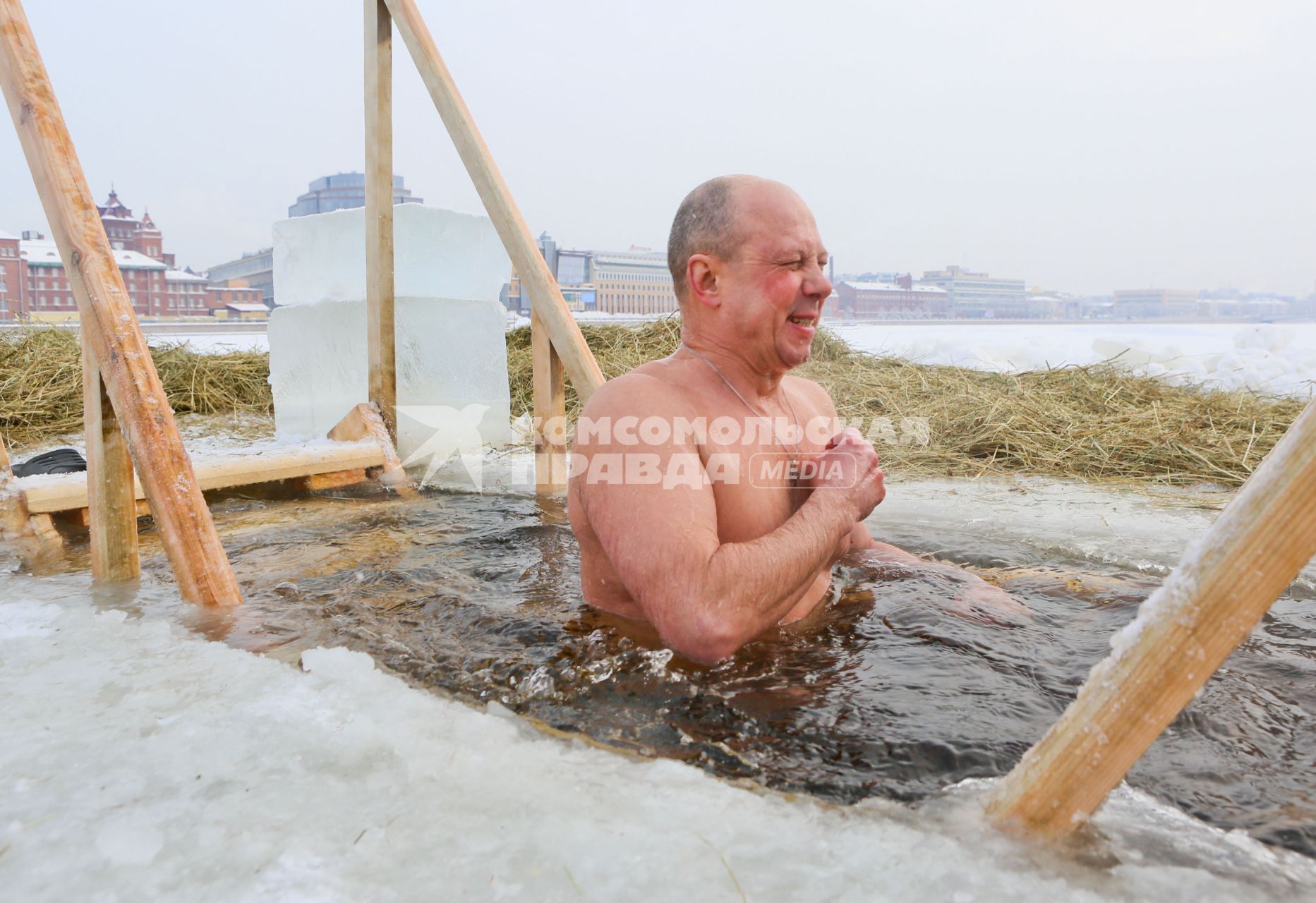 Крещенские купания в Санкт-Петербурге. Мужчина окунается в прорубь в Неве.