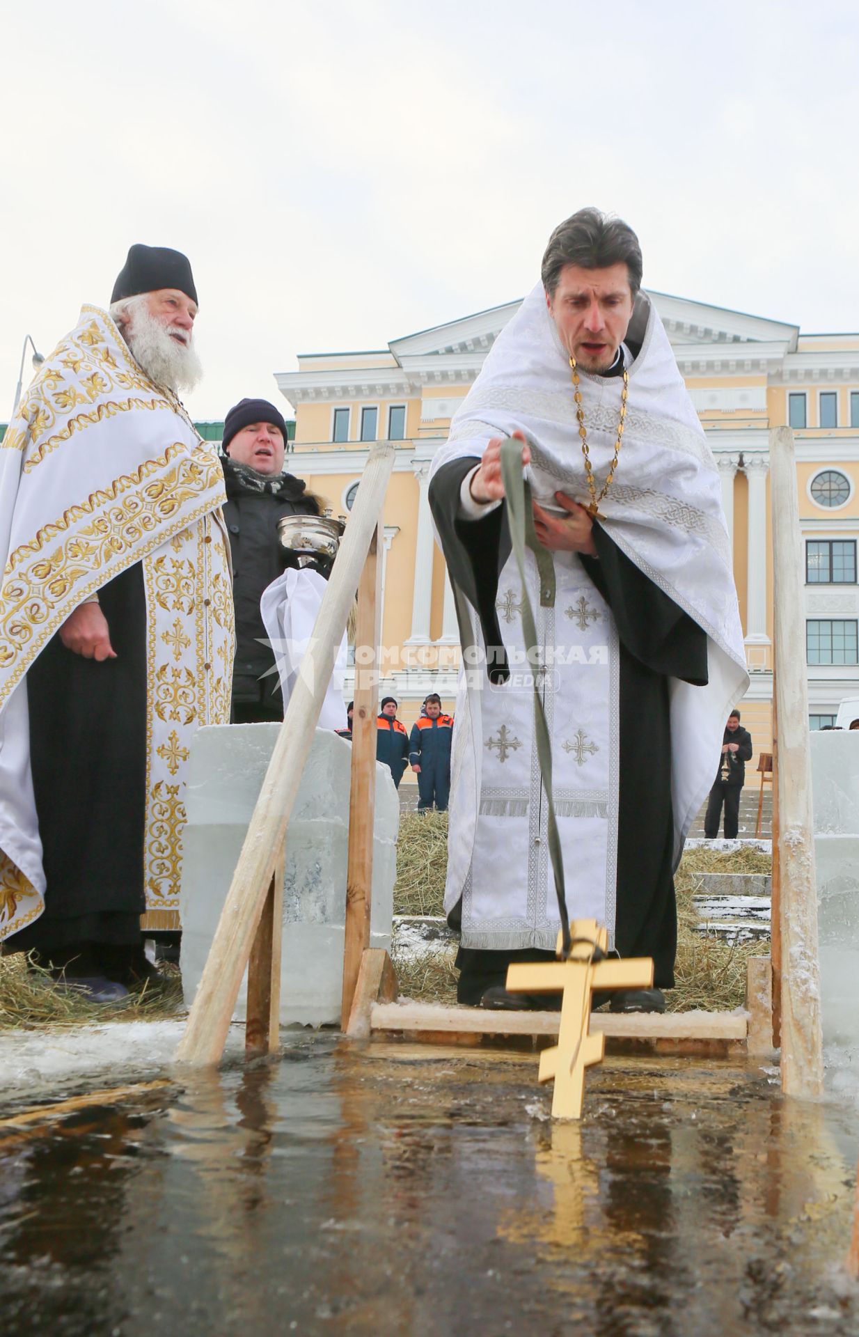 Крещенские купания в Санкт-Петербурге. Священнослужитель освящает прорубь в Неве.