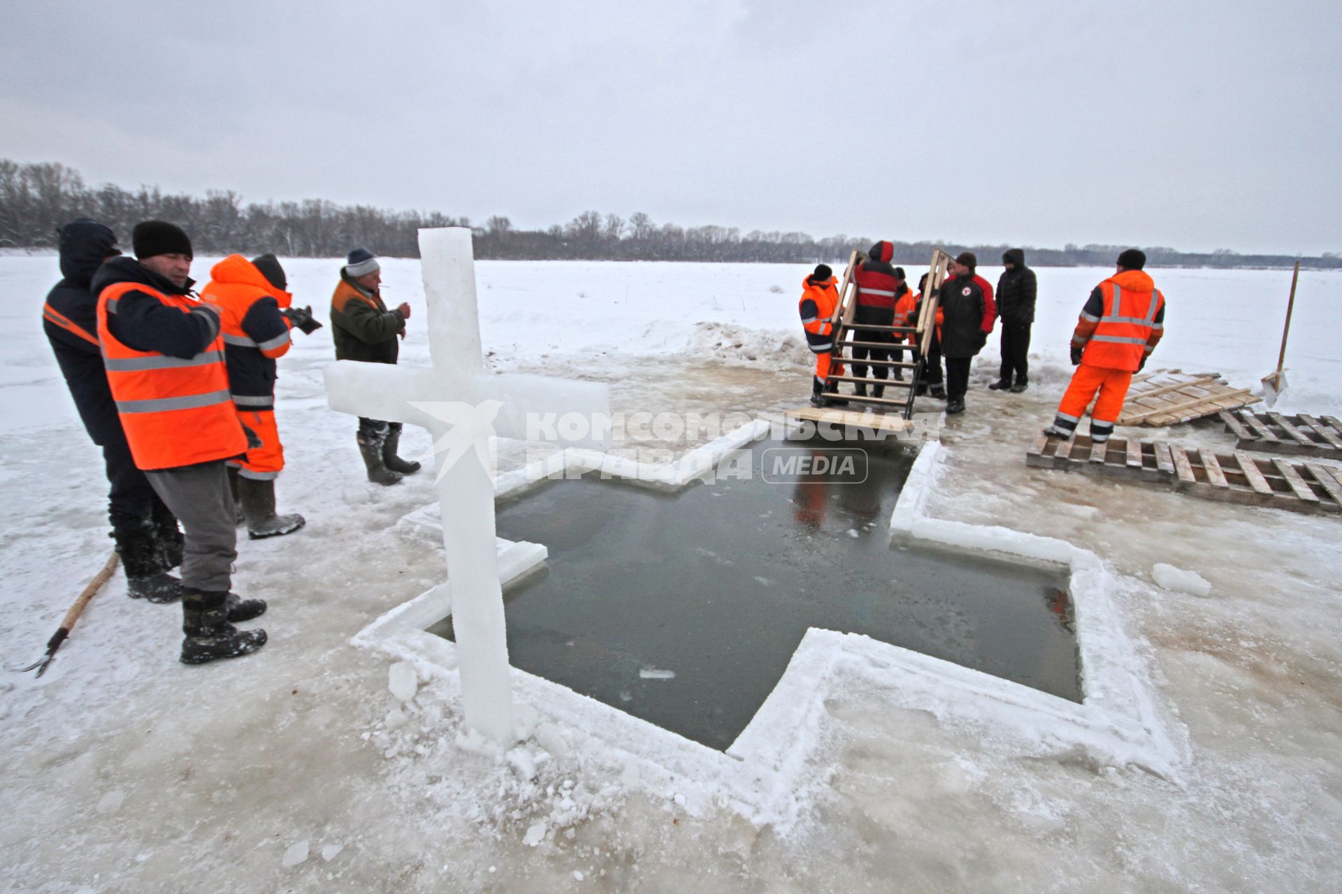 Подготовка к крещенским купаниям в Уфе. Рабочие установили ледяной крест на месте купели в реке.