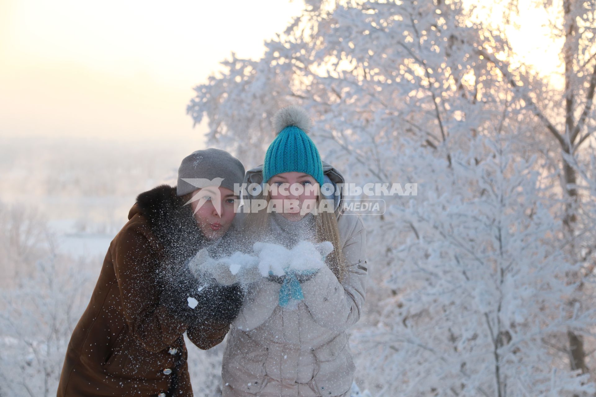 Красноярск. Девушки гуляют по заснеженному парку.