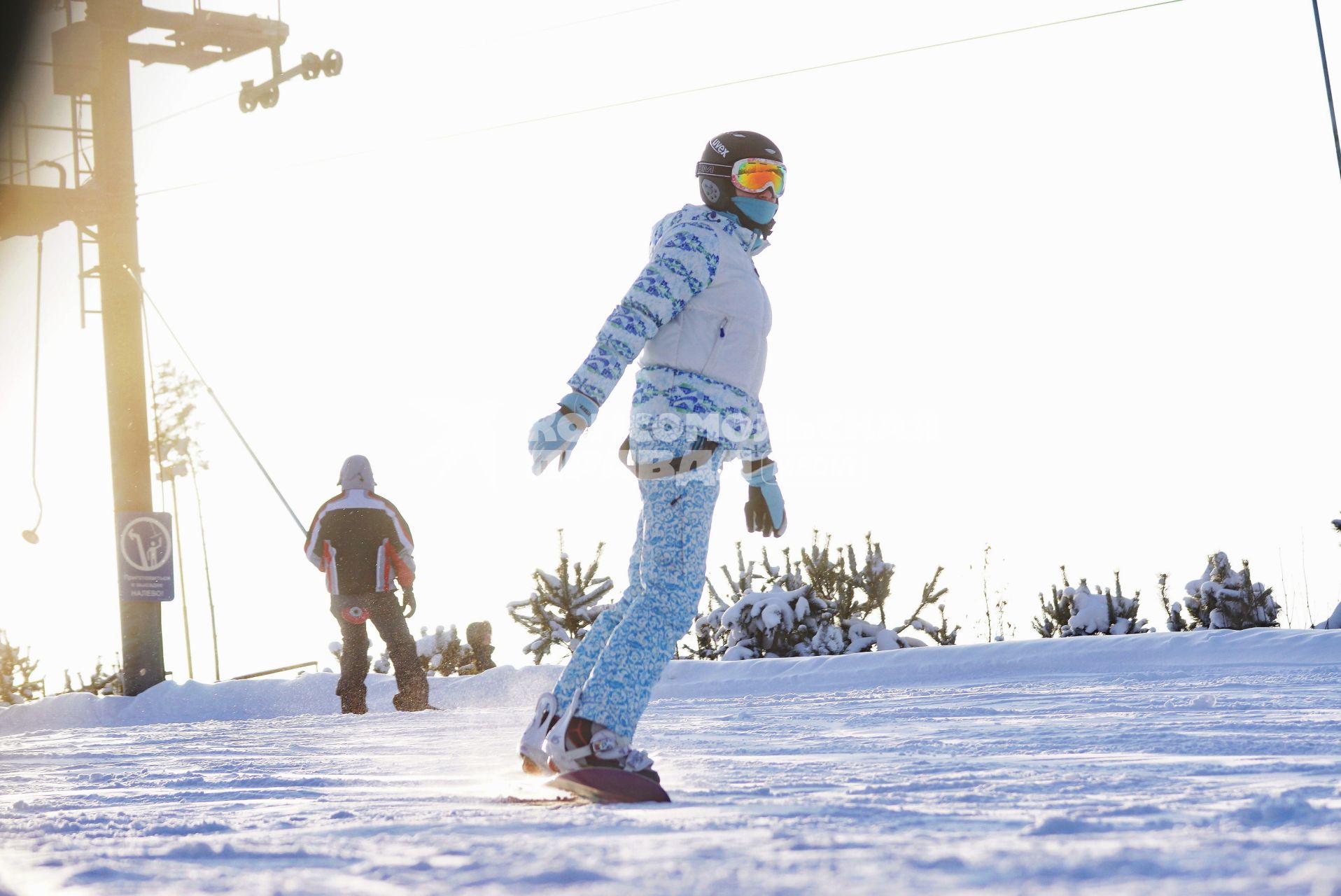 Екатеринбург. Девушка катается на сноуборде на горе Уктус.