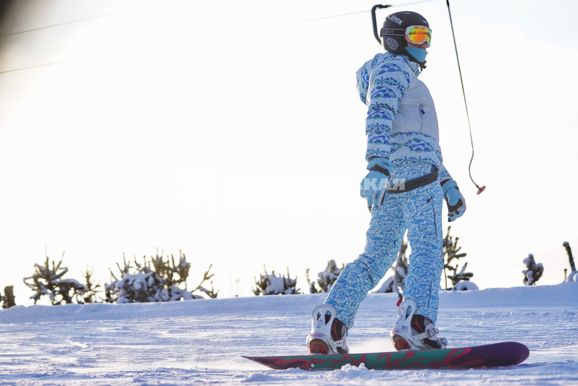 Екатеринбург. Девушка катается на сноуборде на горе Уктус.