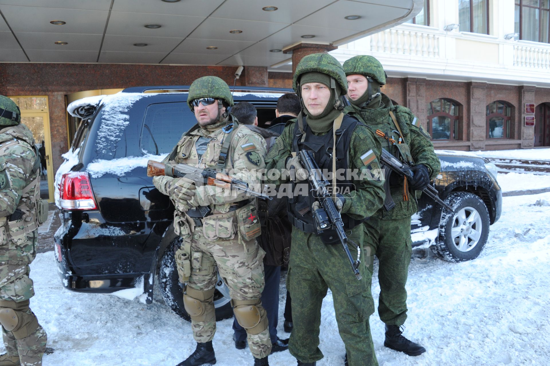 Украина. Донецк.  Бойцы отряда спецназа `Троя` патрулируют город.