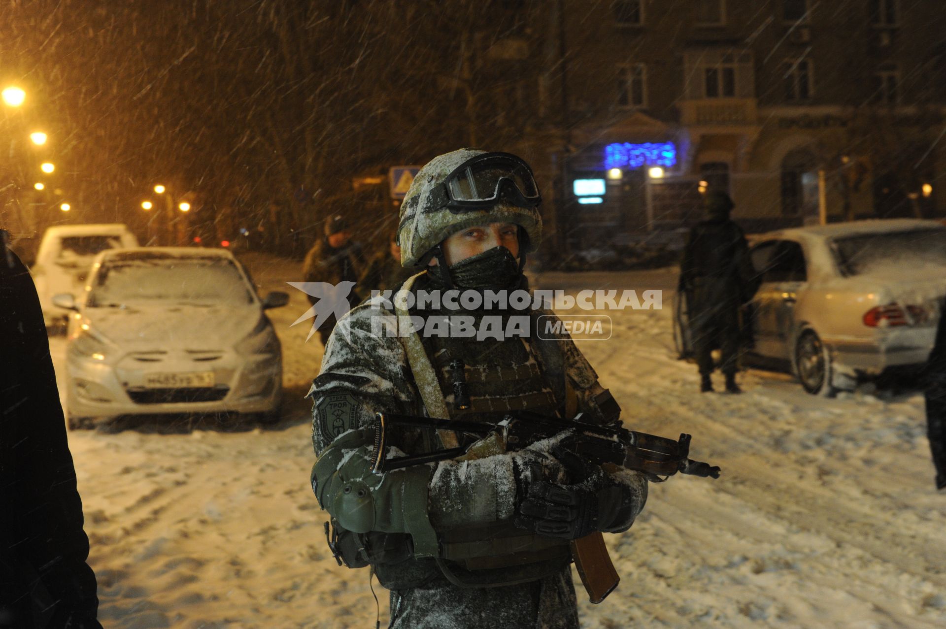 Украина. Донецк.  Боец отряда спецназа `Троя` патрулирует город.